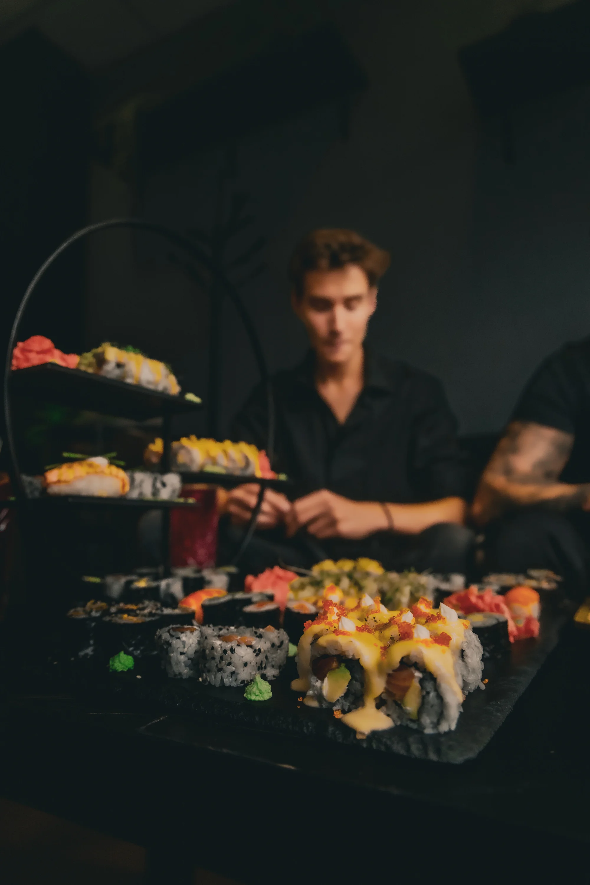 Vyladěný sushi set pro 2 či 4 osoby i s vodní dýmkou: maki, nigiri i oni rolls