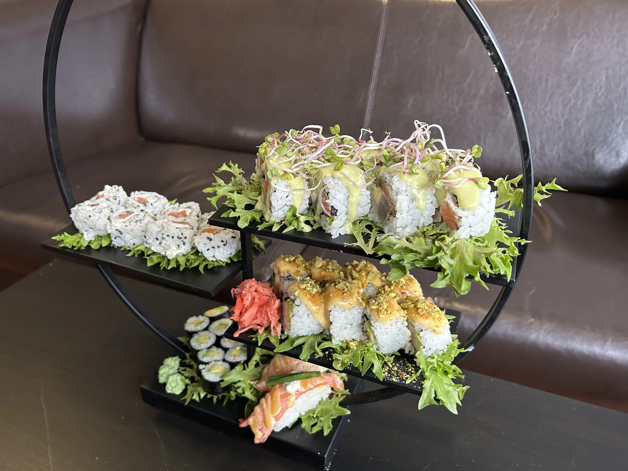 Vyladěný sushi set pro 2 či 4 osoby i s vodní dýmkou: maki, nigiri i oni rolls