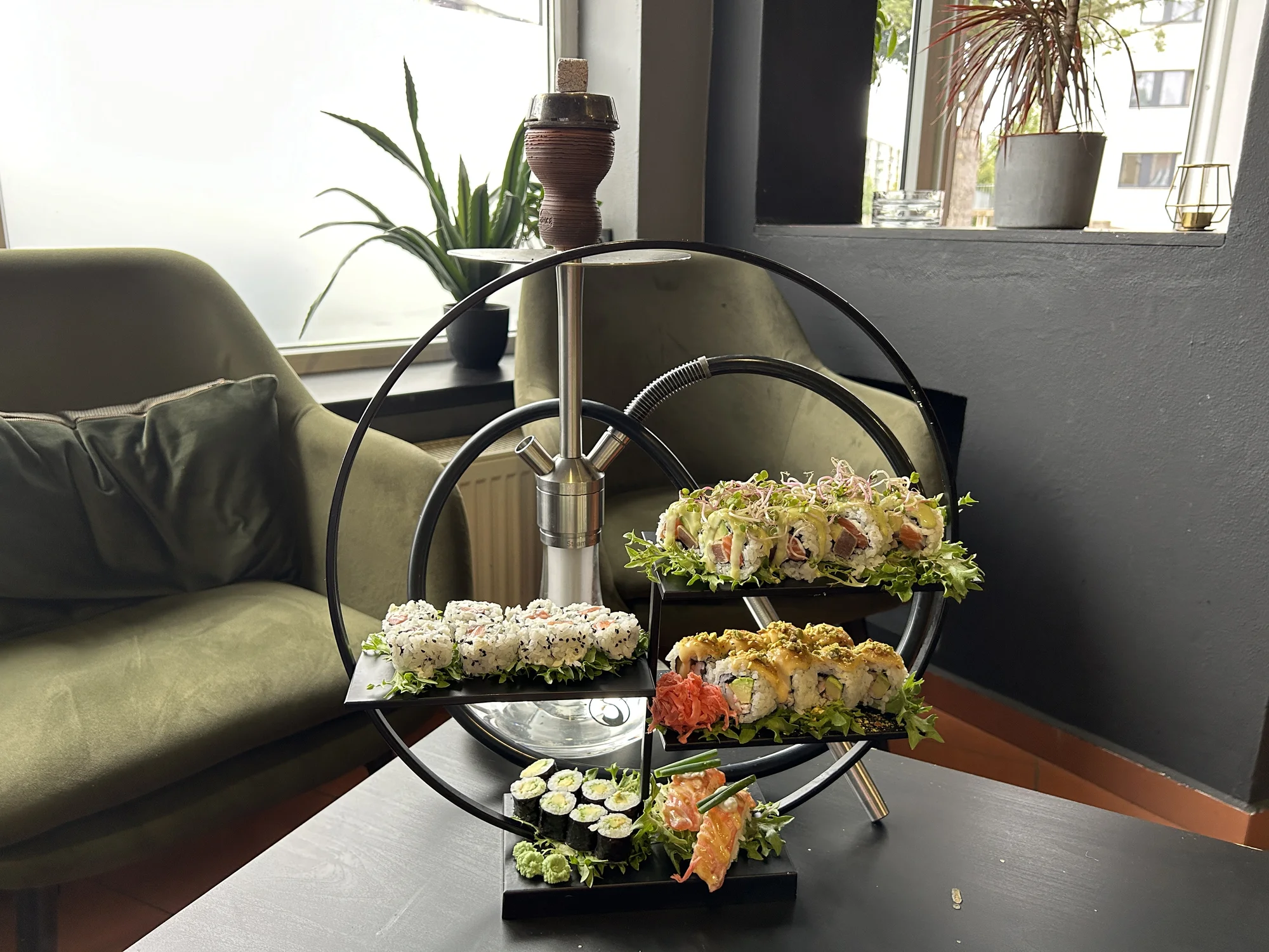 Vyladěný sushi set pro 2 či 4 osoby i s vodní dýmkou: maki, nigiri i oni rolls