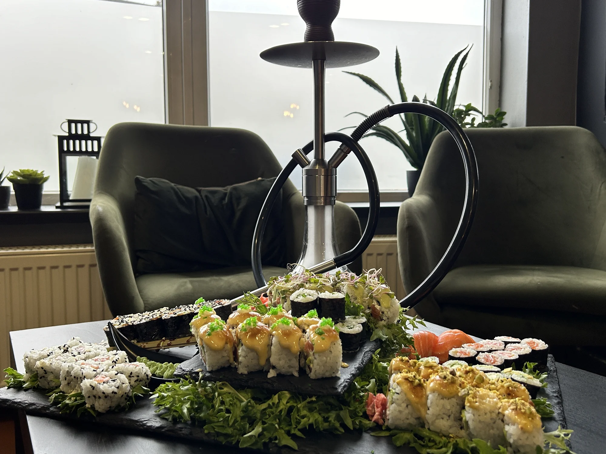 Vyladěný sushi set pro 2 či 4 osoby i s vodní dýmkou: maki, nigiri i oni rolls