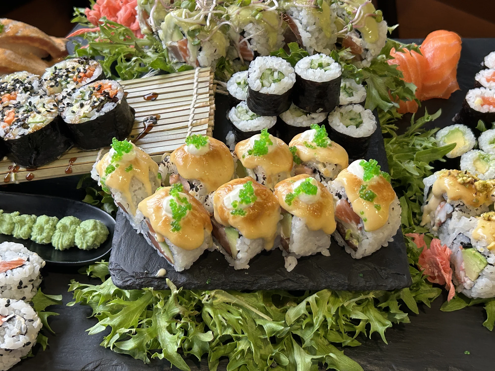 Vyladěný sushi set pro 2 či 4 osoby i s vodní dýmkou: maki, nigiri i oni rolls