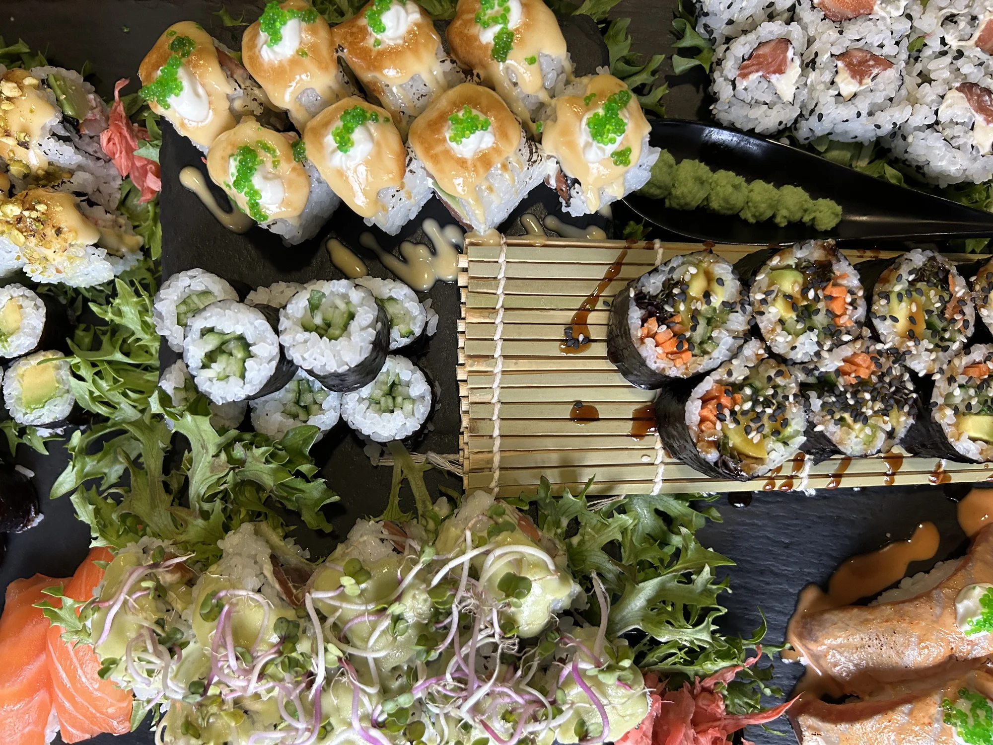 Vyladěný sushi set pro 2 či 4 osoby i s vodní dýmkou: maki, nigiri i oni rolls