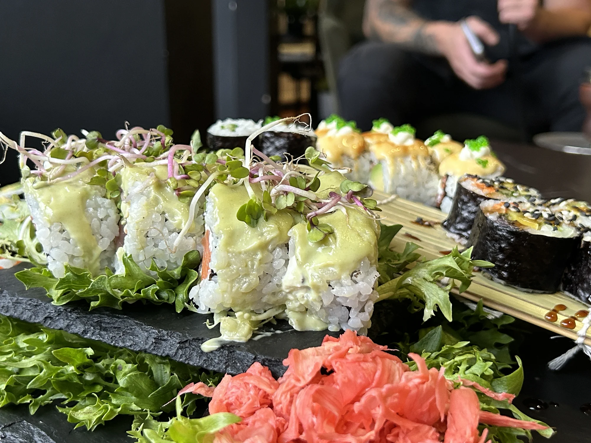 Vyladěný sushi set pro 2 či 4 osoby i s vodní dýmkou: maki, nigiri i oni rolls