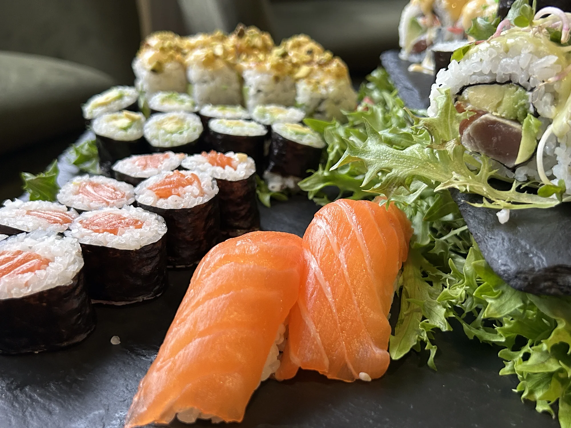 Vyladěný sushi set pro 2 či 4 osoby i s vodní dýmkou: maki, nigiri i oni rolls