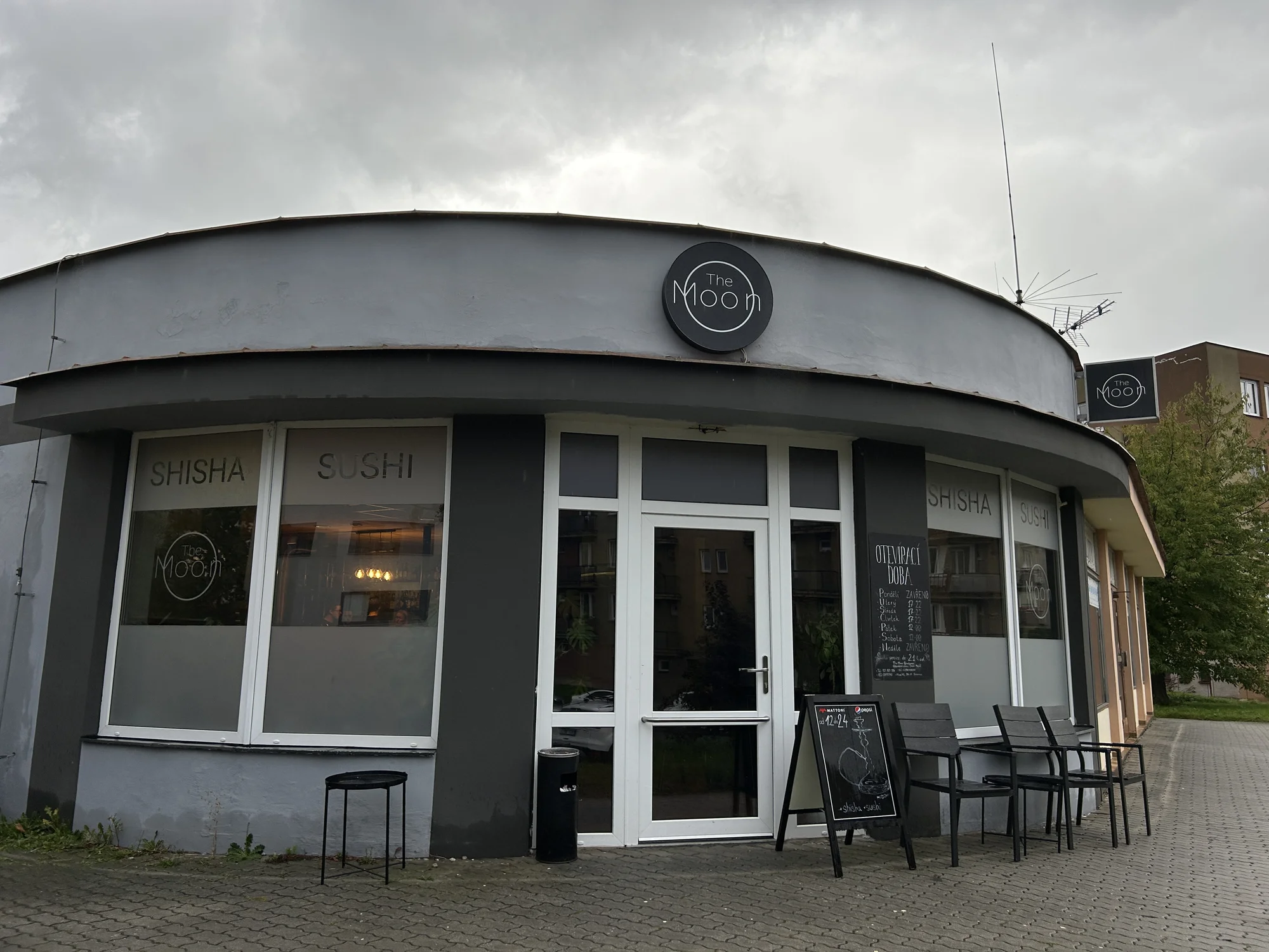 Vyladěný sushi set pro 2 či 4 osoby i s vodní dýmkou: maki, nigiri i oni rolls
