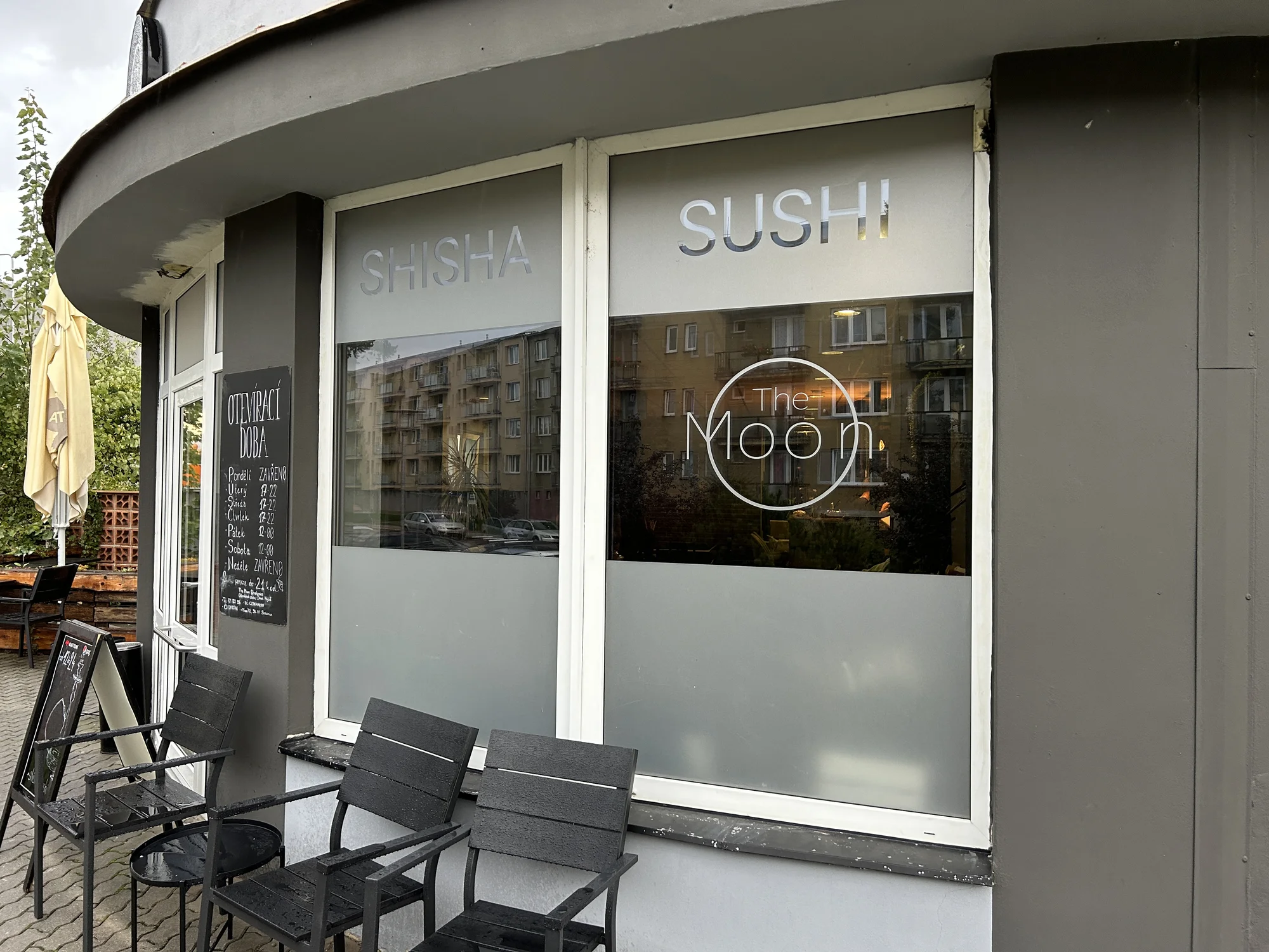 Vyladěný sushi set pro 2 či 4 osoby i s vodní dýmkou: maki, nigiri i oni rolls