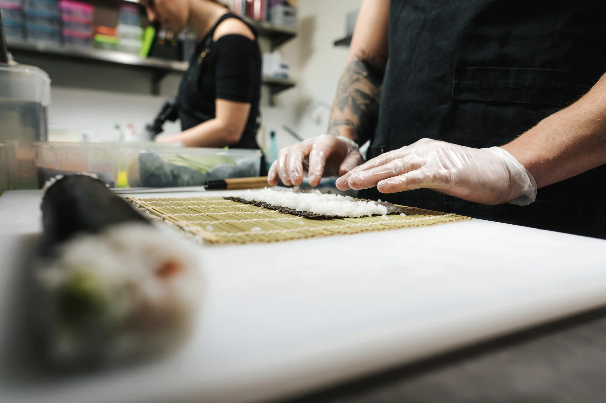 Vyladěný sushi set pro 2 či 4 osoby i s vodní dýmkou: maki, nigiri i oni rolls