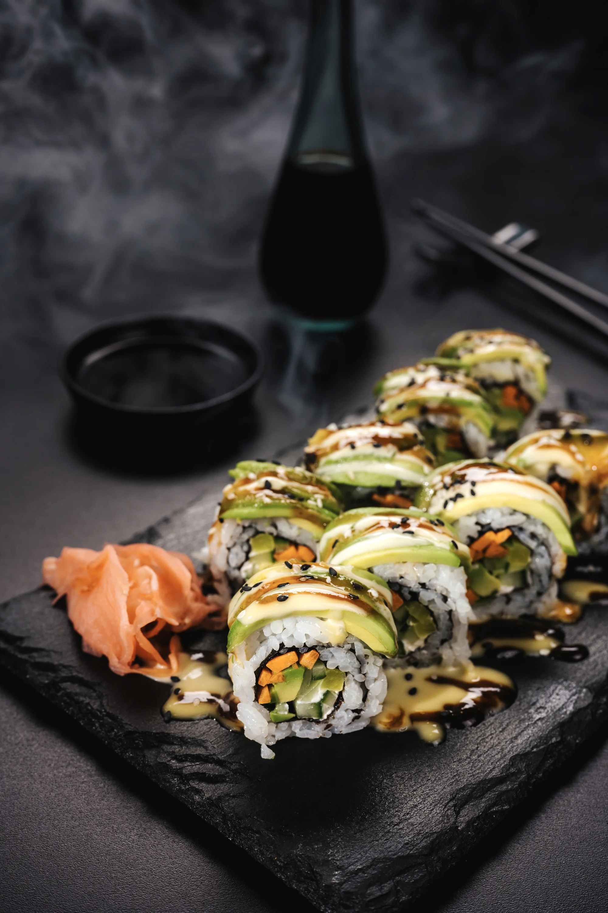Vyladěný sushi set pro 2 či 4 osoby i s vodní dýmkou: maki, nigiri i oni rolls