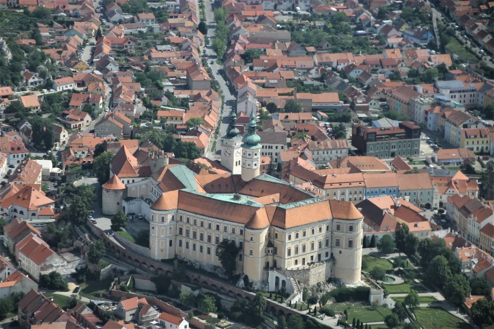 Vzneste se a kochejte se: vyhlídkový let nad Pálavou a Lednicí