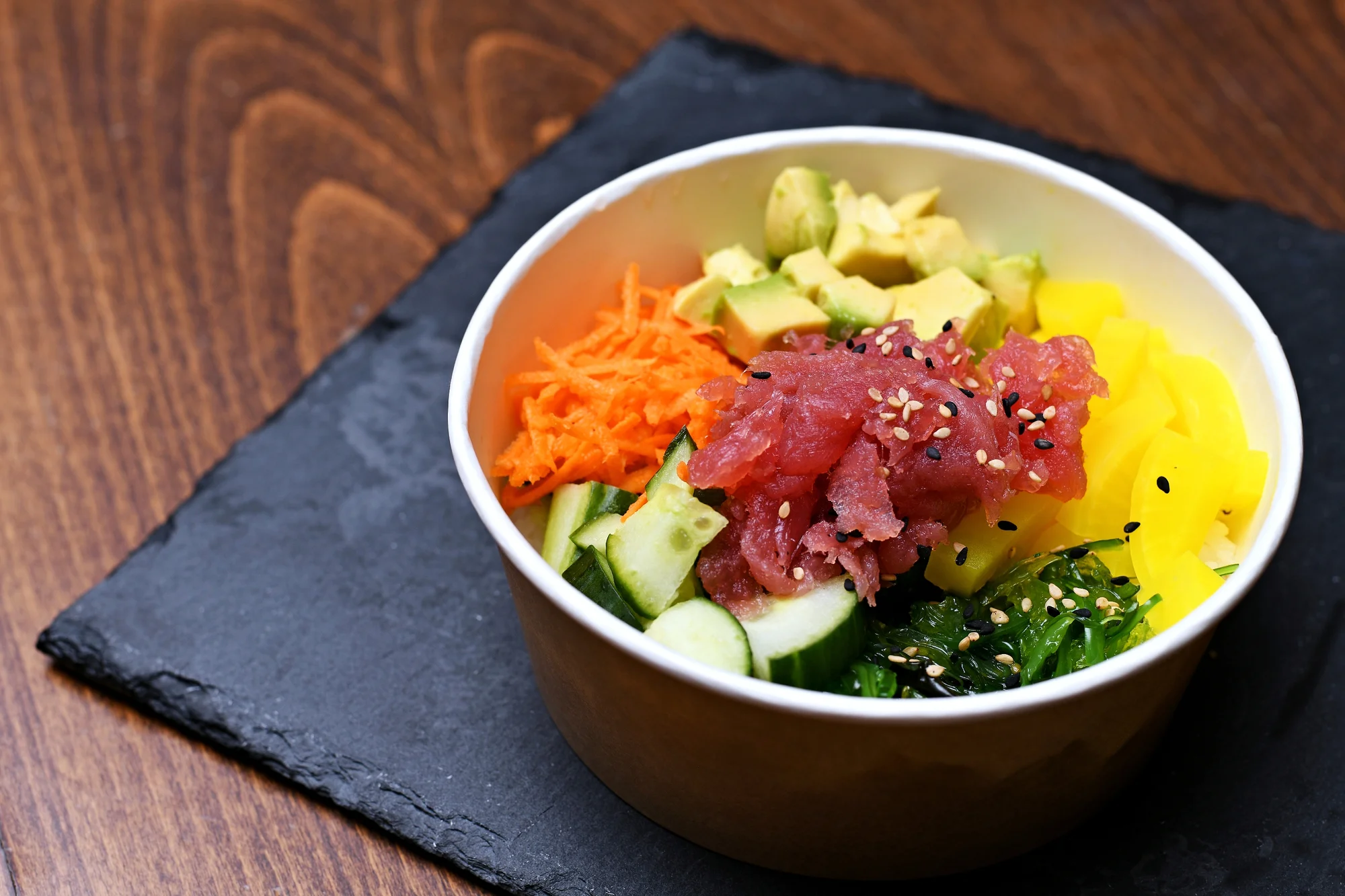Havajské poke bowl na odnos s sebou: losos, krab, tofu i mango orange, pro 1-4 os.