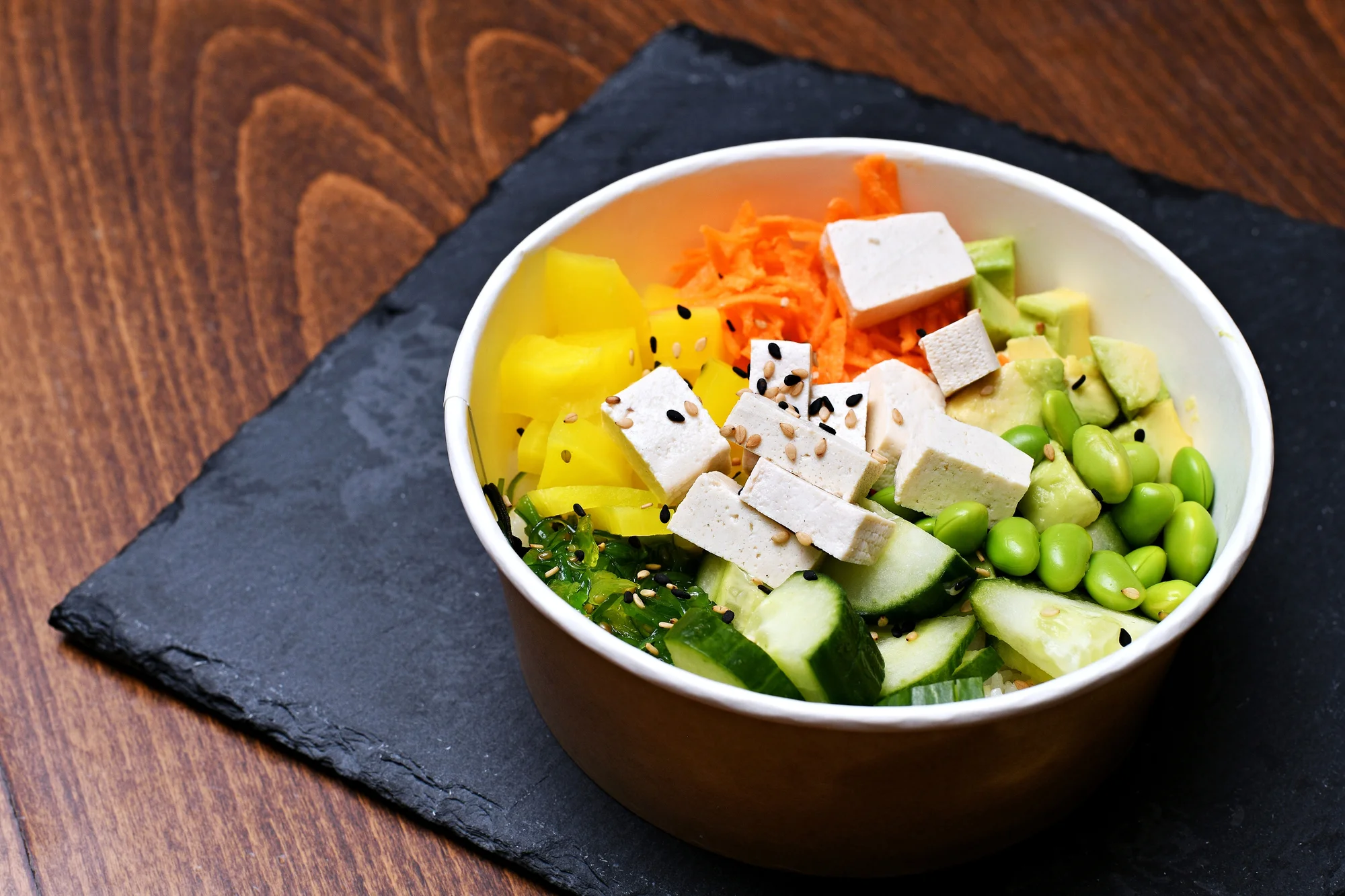 Havajské poke bowl na odnos s sebou: losos, krab, tofu i mango orange, pro 1-4 os.