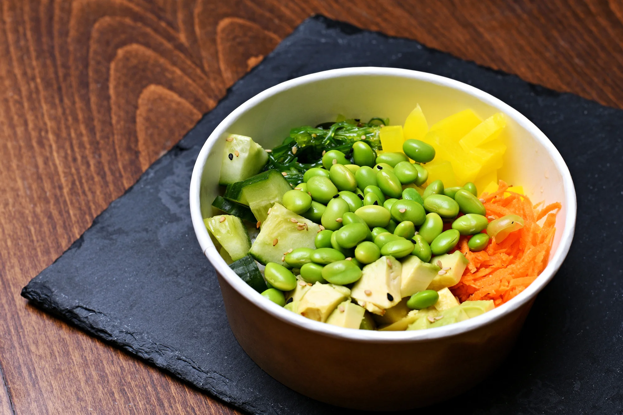 Havajské poke bowl na odnos s sebou: losos, krab, tofu i mango orange, pro 1-4 os.