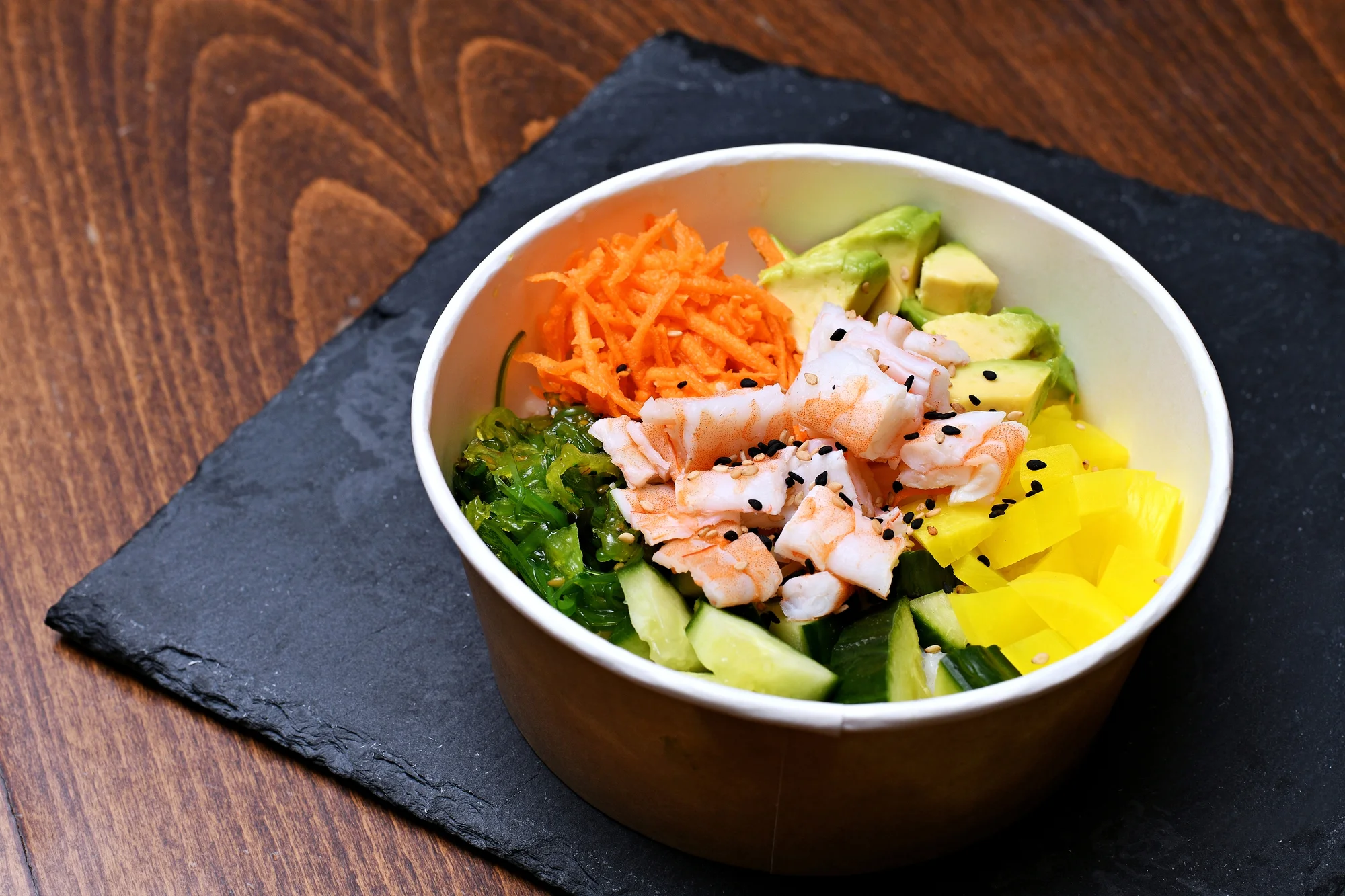 Havajské poke bowl na odnos s sebou: losos, krab, tofu i mango orange, pro 1-4 os.