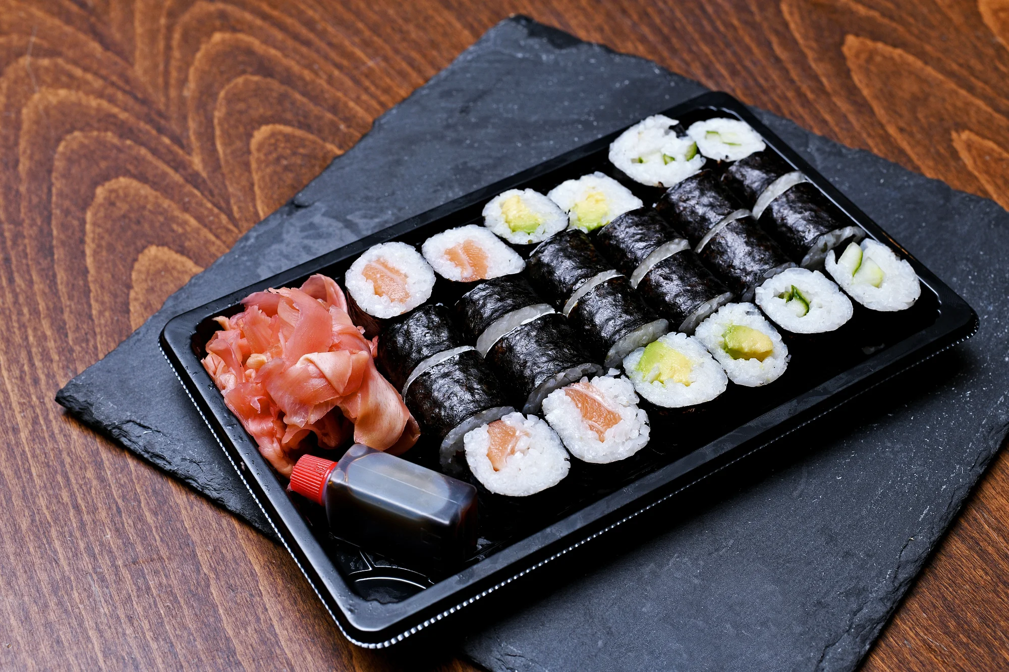 Pochutnejte si na sushi doma i v práci: výběr ze 6 setů s sebou, losos i avokádo
