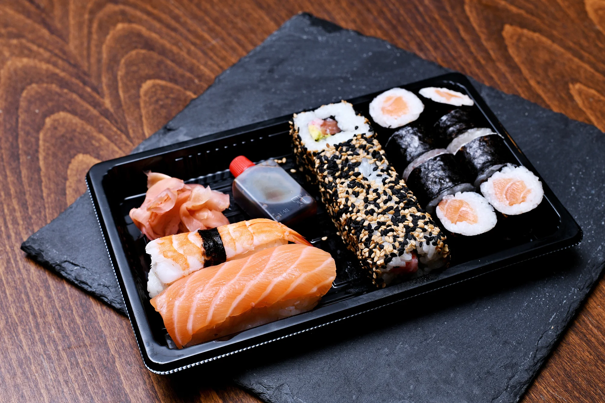 Pochutnejte si na sushi doma i v práci: výběr ze 6 setů s sebou, losos i avokádo
