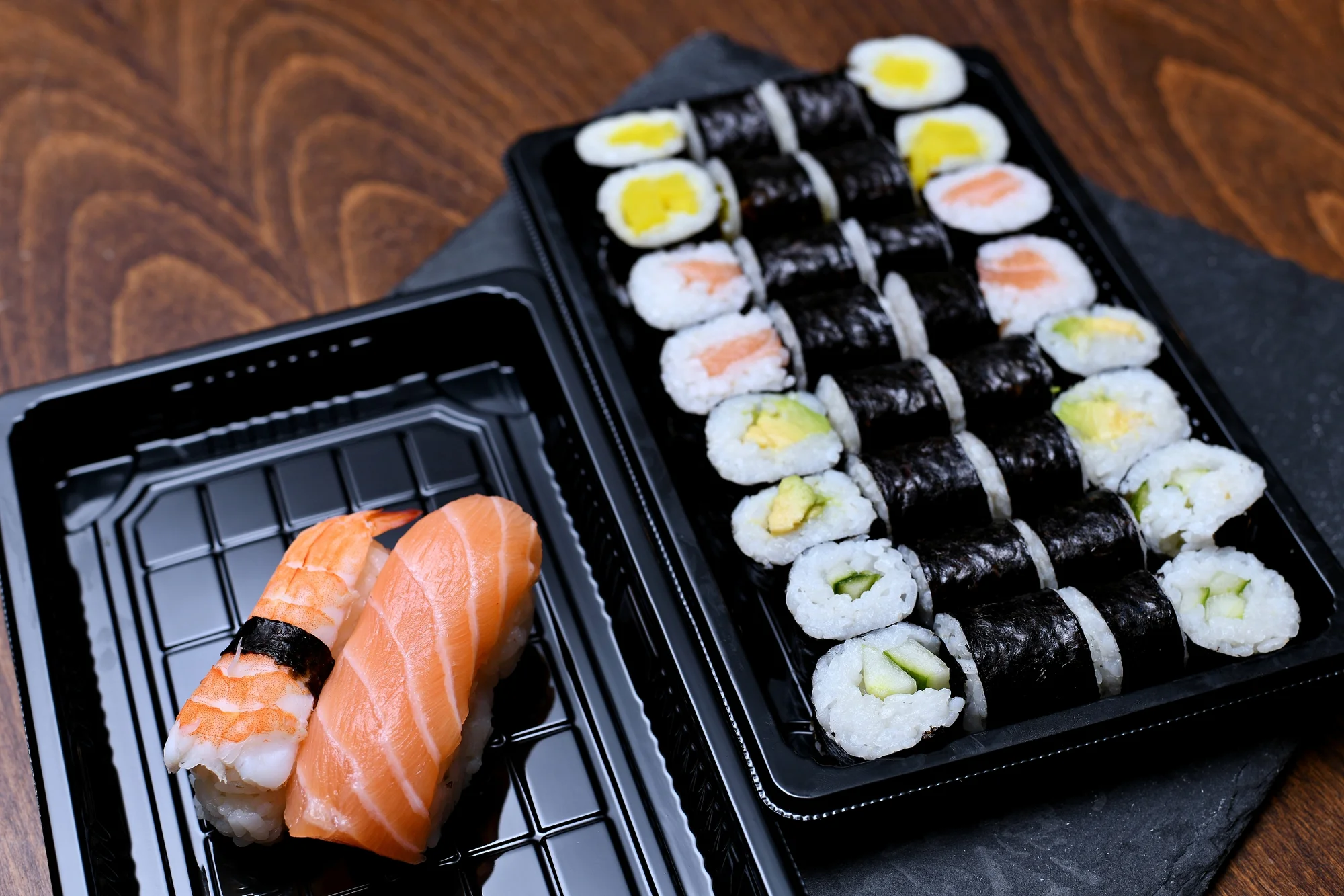 Pochutnejte si na sushi doma i v práci: výběr ze 6 setů s sebou, losos i avokádo