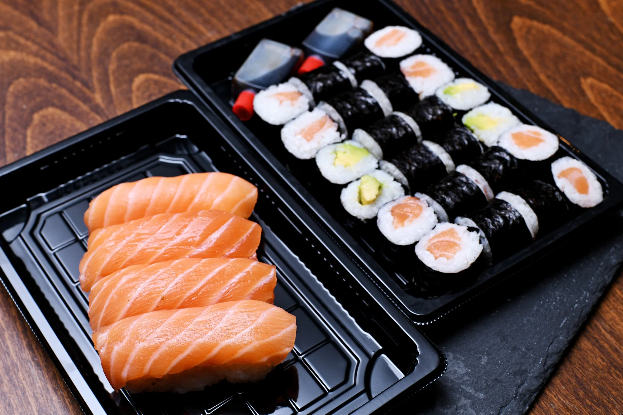 Pochutnejte si na sushi doma i v práci: výběr ze 6 setů s sebou, losos i avokádo