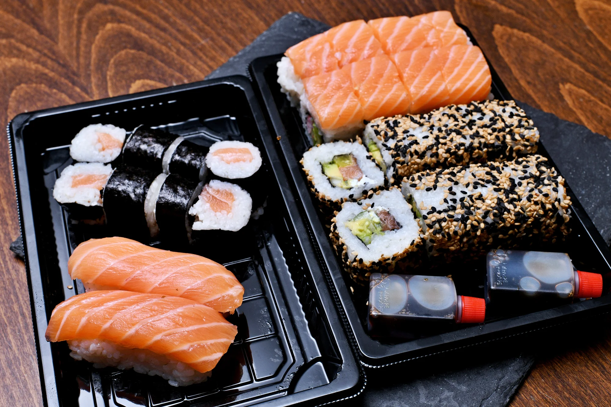 Pochutnejte si na sushi doma i v práci: výběr ze 6 setů s sebou, losos i avokádo