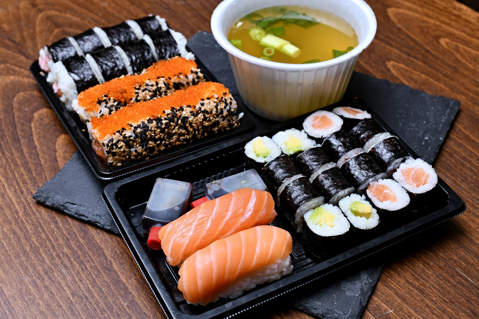 Pochutnejte si na sushi doma i v práci: výběr ze 6 setů s sebou, losos i avokádo