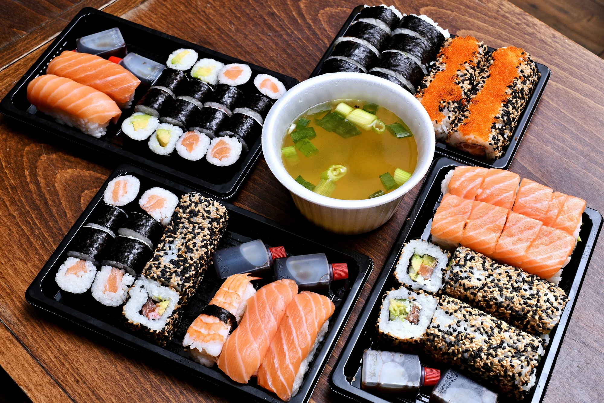 Pochutnejte si na sushi doma i v práci: výběr ze 6 setů s sebou, losos i avokádo