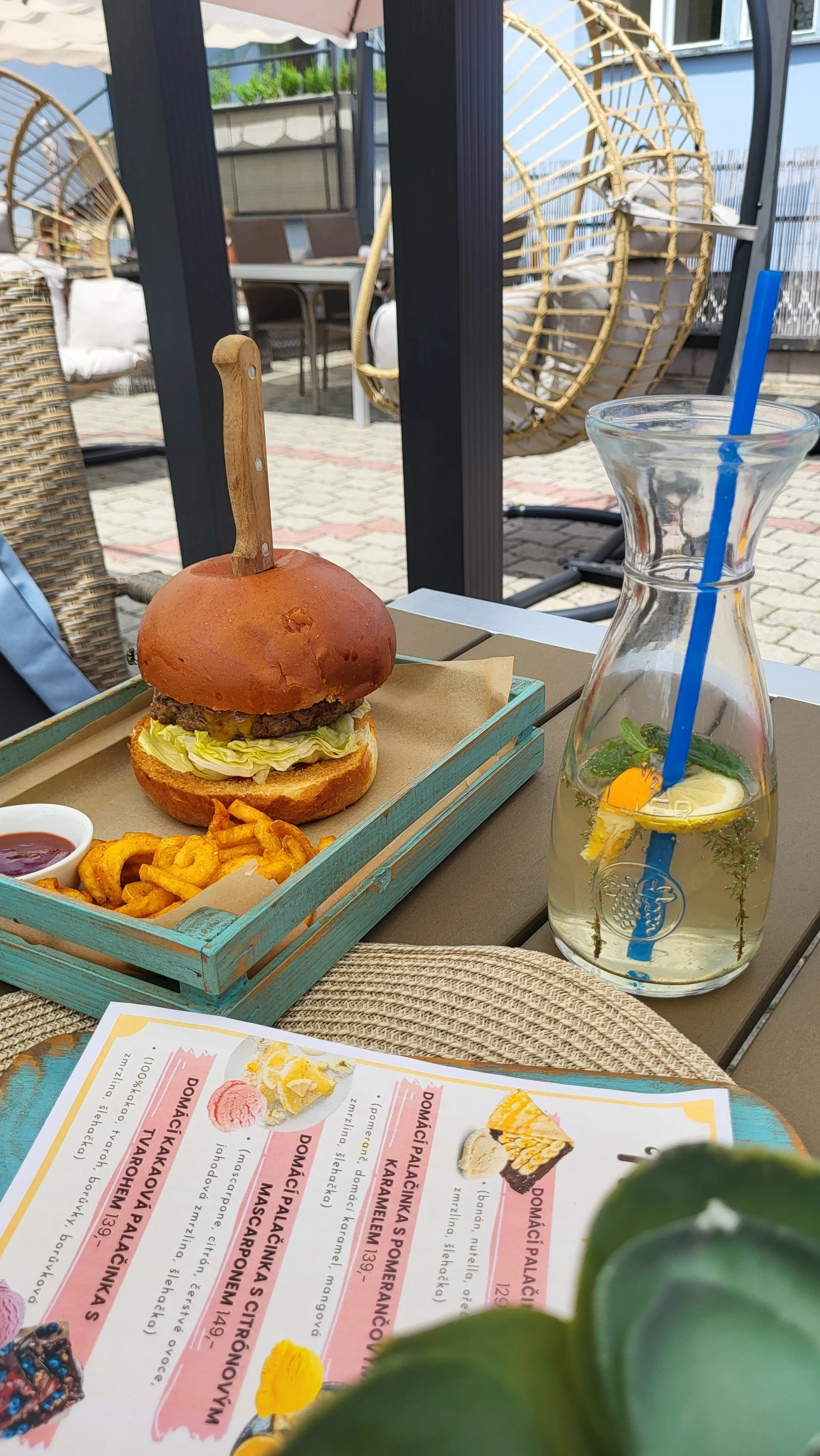 Hovězí burger, hranolky i domácí limonáda pro 1 nebo 2 osoby