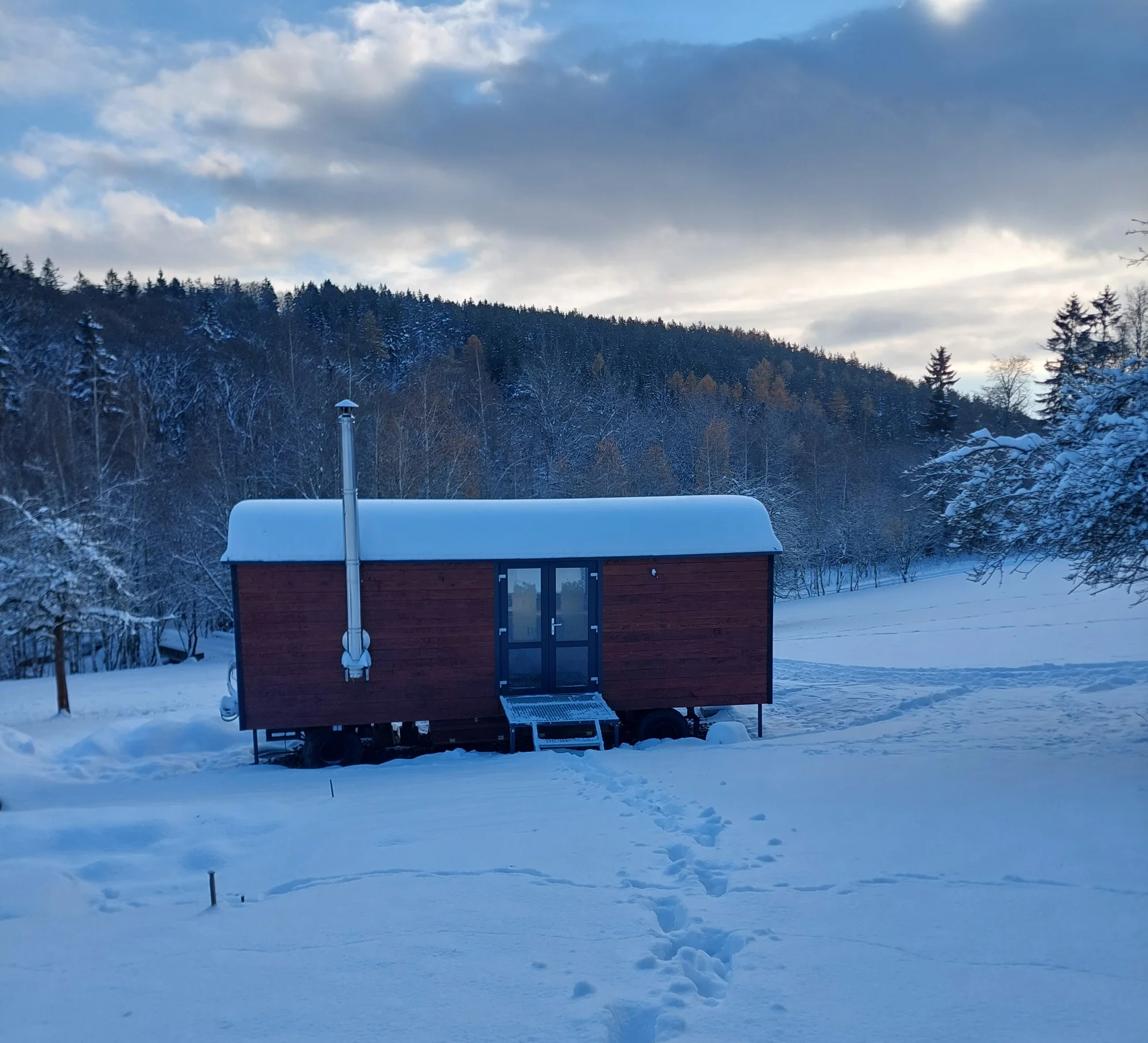 Netradiční ubytování v luxusně vybaveném včelíně s apiterapií jako bonus: finská sauna, možnost rybolovu, minibar
