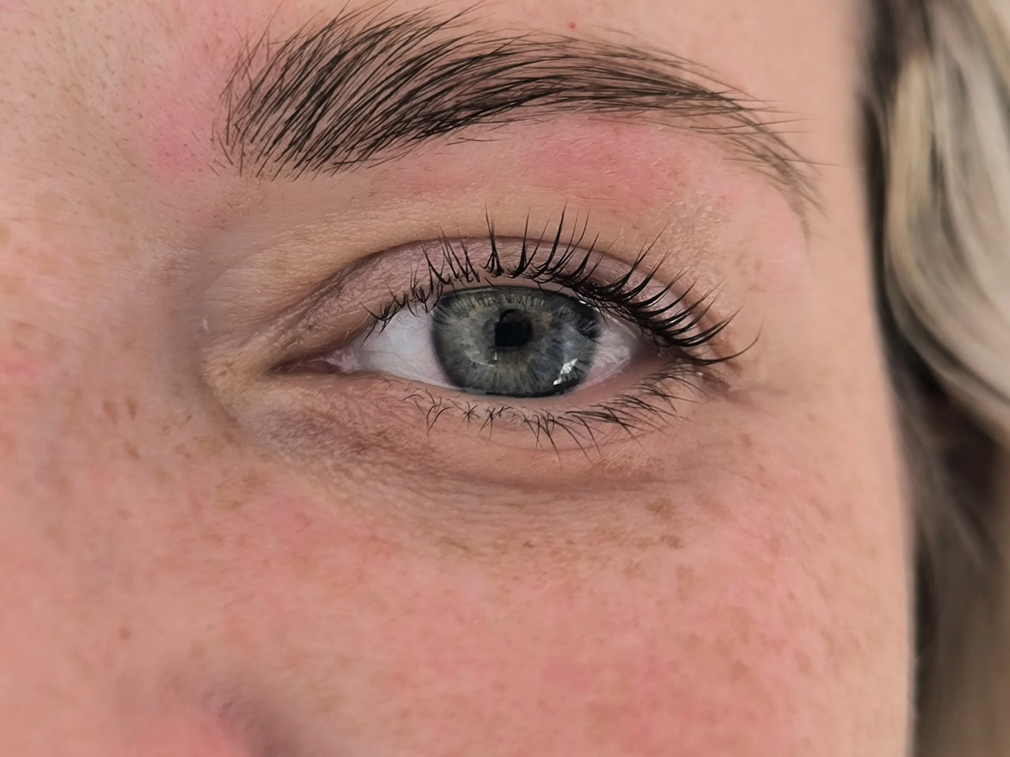 Okouzlující pohled každý den: lash lifting řas a laminace obočí