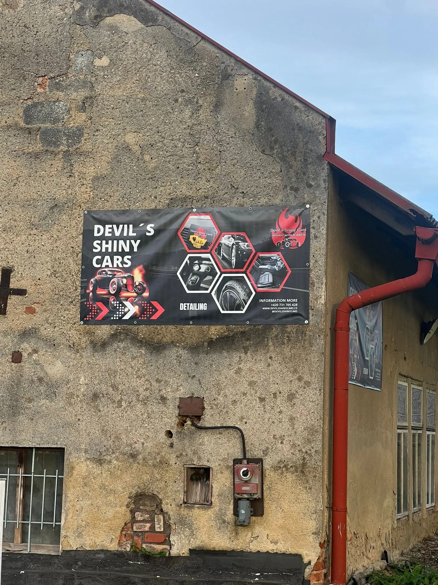 Kompletní mytí exteriéru nebo interiéru i údžba vozu vč. aplikace vosku