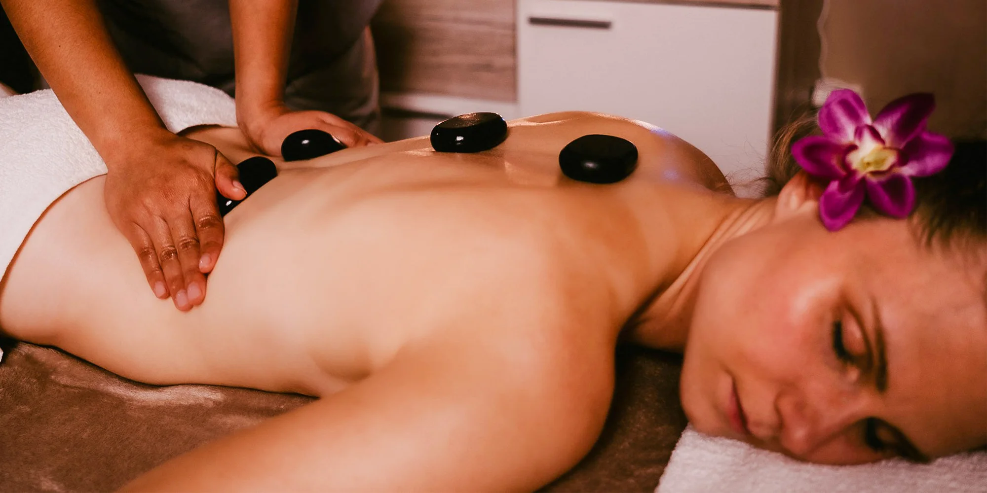 Exotické masáže: tradiční filipínská masáž Hilot, královská thajská, havajská Lomi Lomi nebo Bali