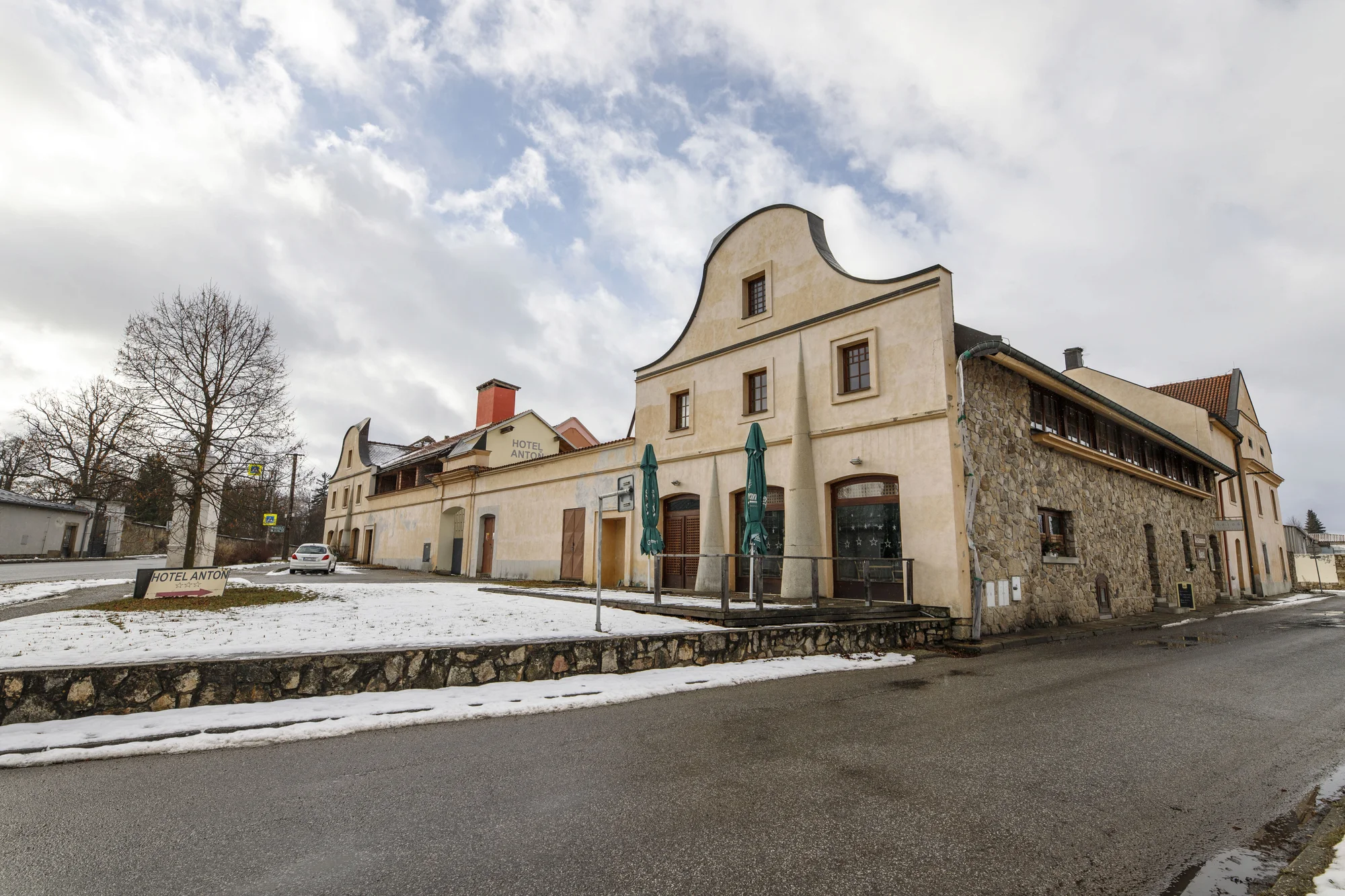Romantika v centru Telče: hotel u zámeckého parku, polopenze i víno