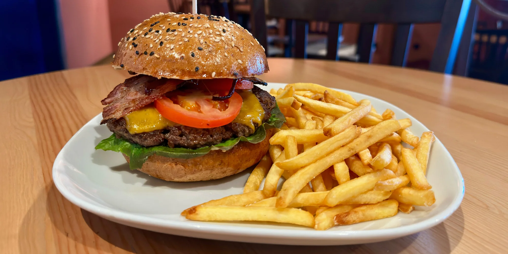 Burger se slaninou a čedarem i hranolky: 1 či 2 osoby