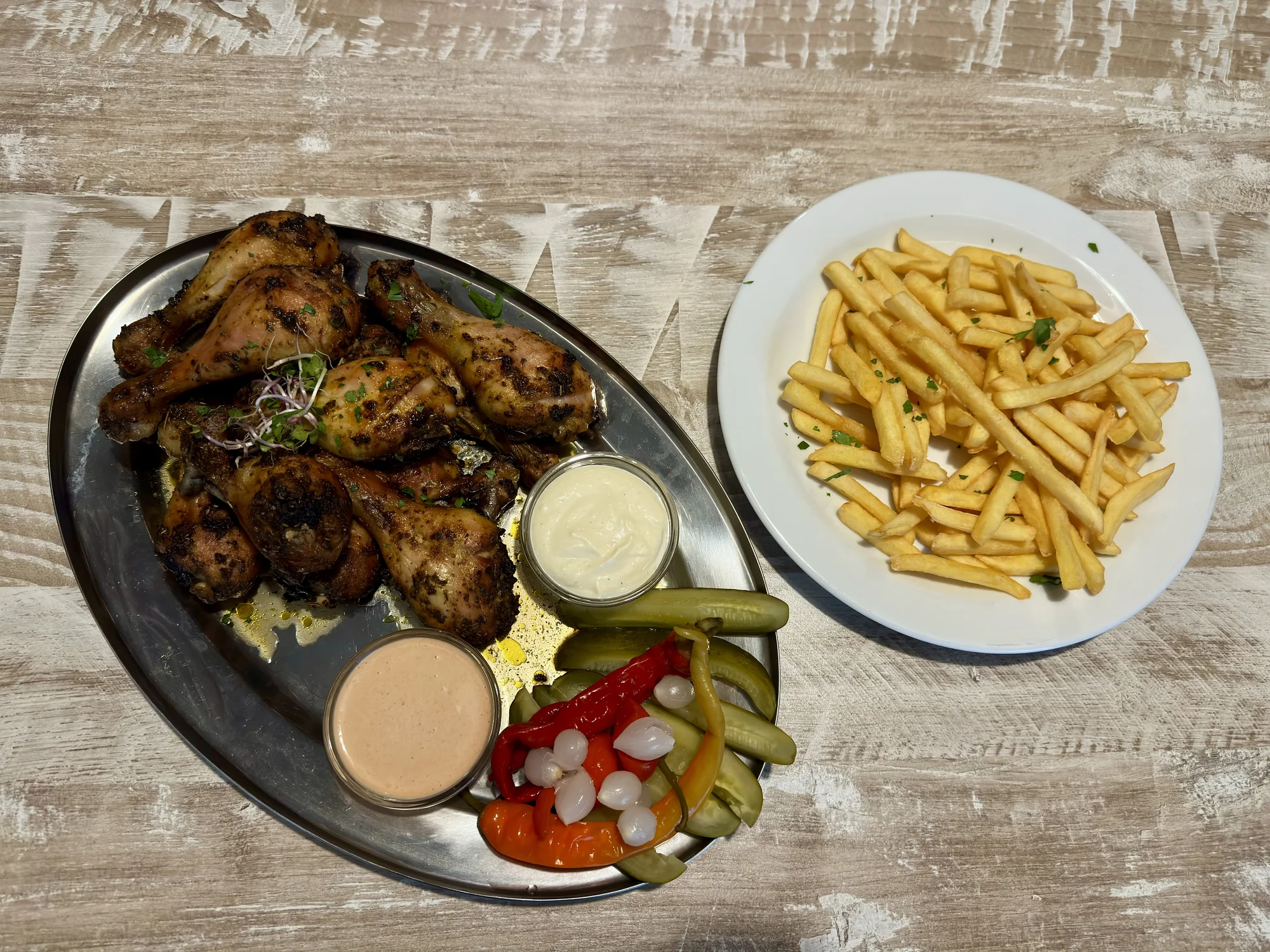 1 kg vyladěných kuřecích paliček a 300 g hranolků vč. 2 dipů a okurek