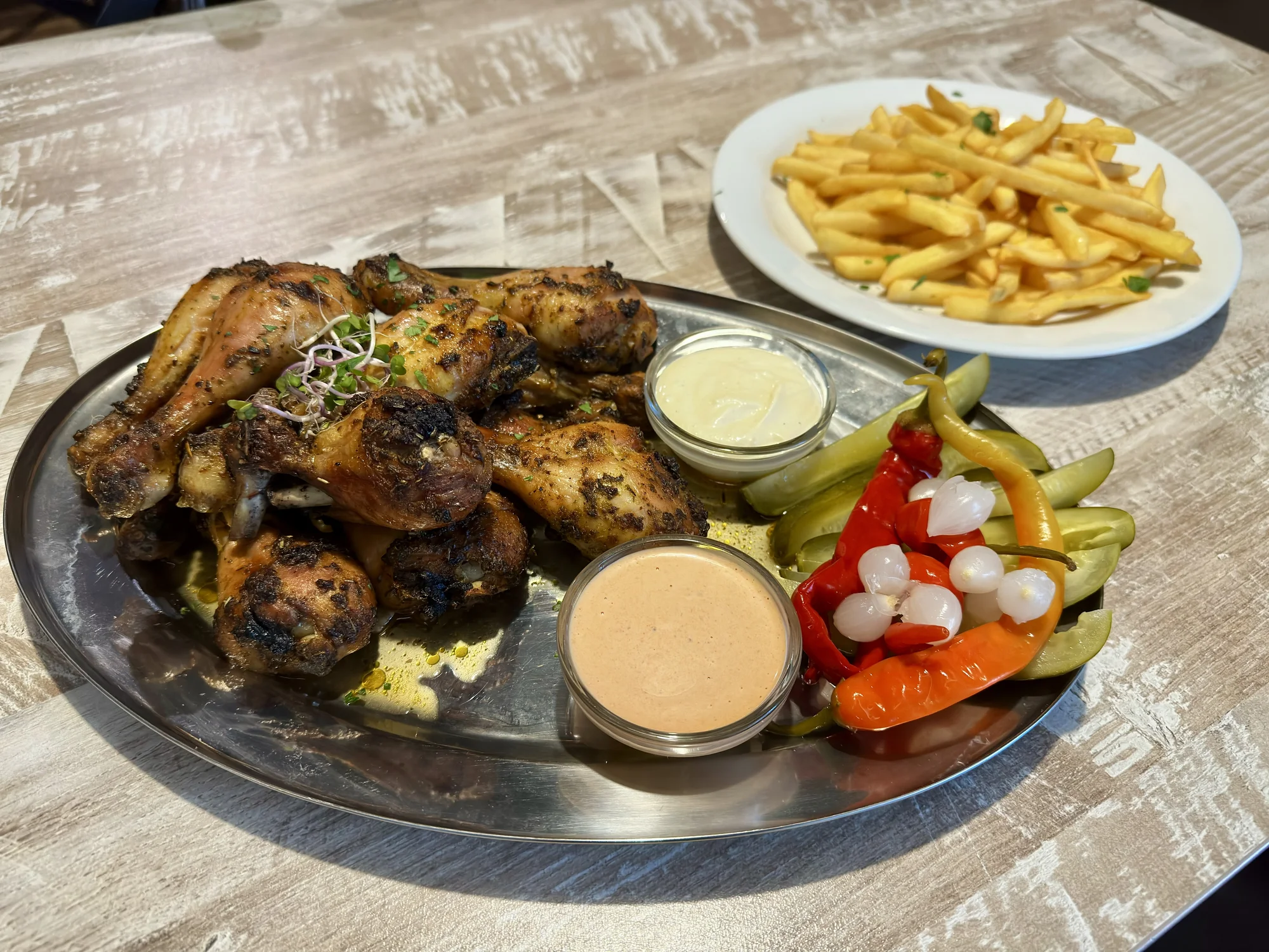 1 kg vyladěných kuřecích paliček a 300 g hranolků vč. 2 dipů a okurek