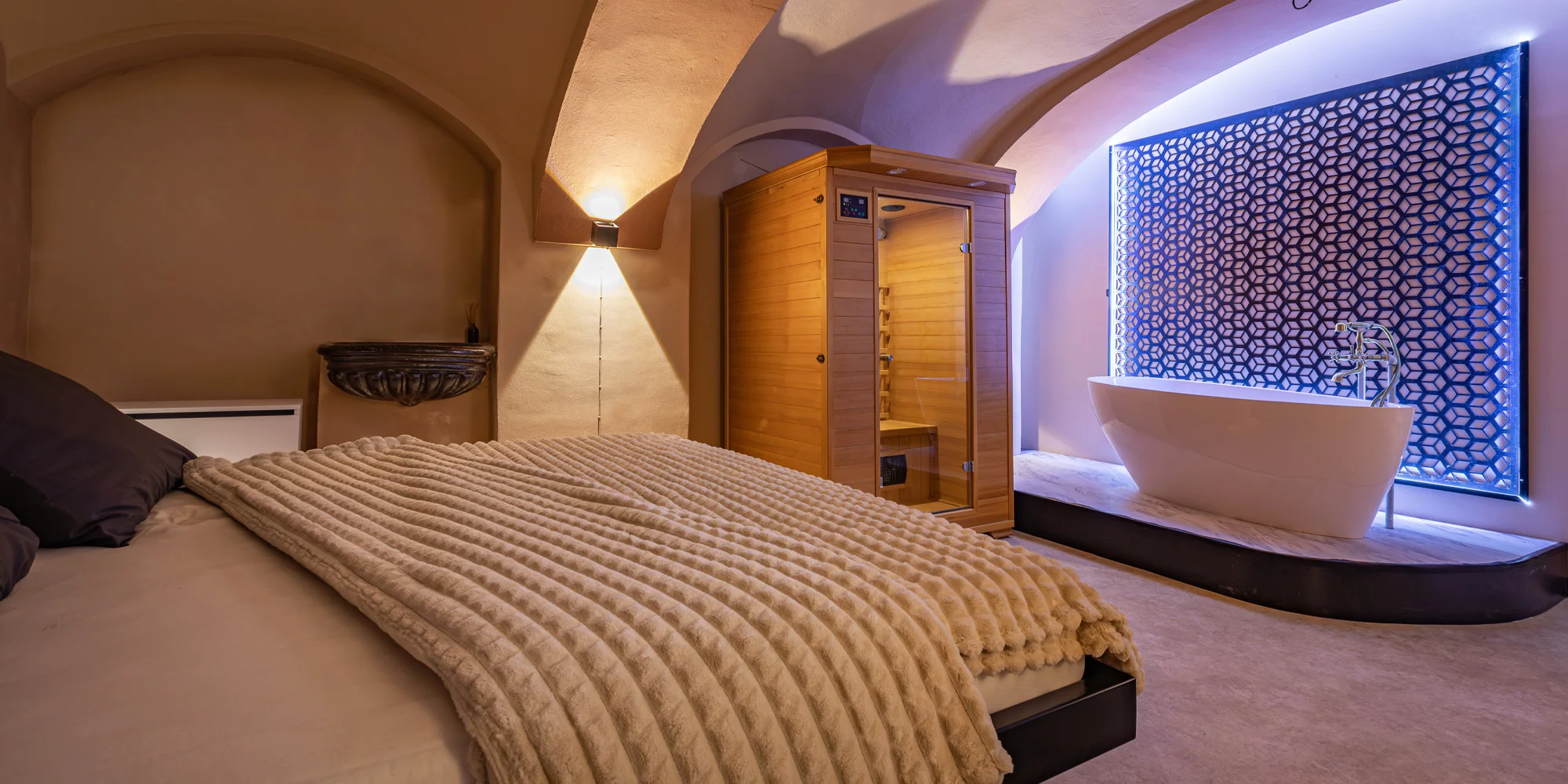 1 noc či pobyt ve wellness apartmánu v centru Znojma: levitující postel, infrasauna i víno