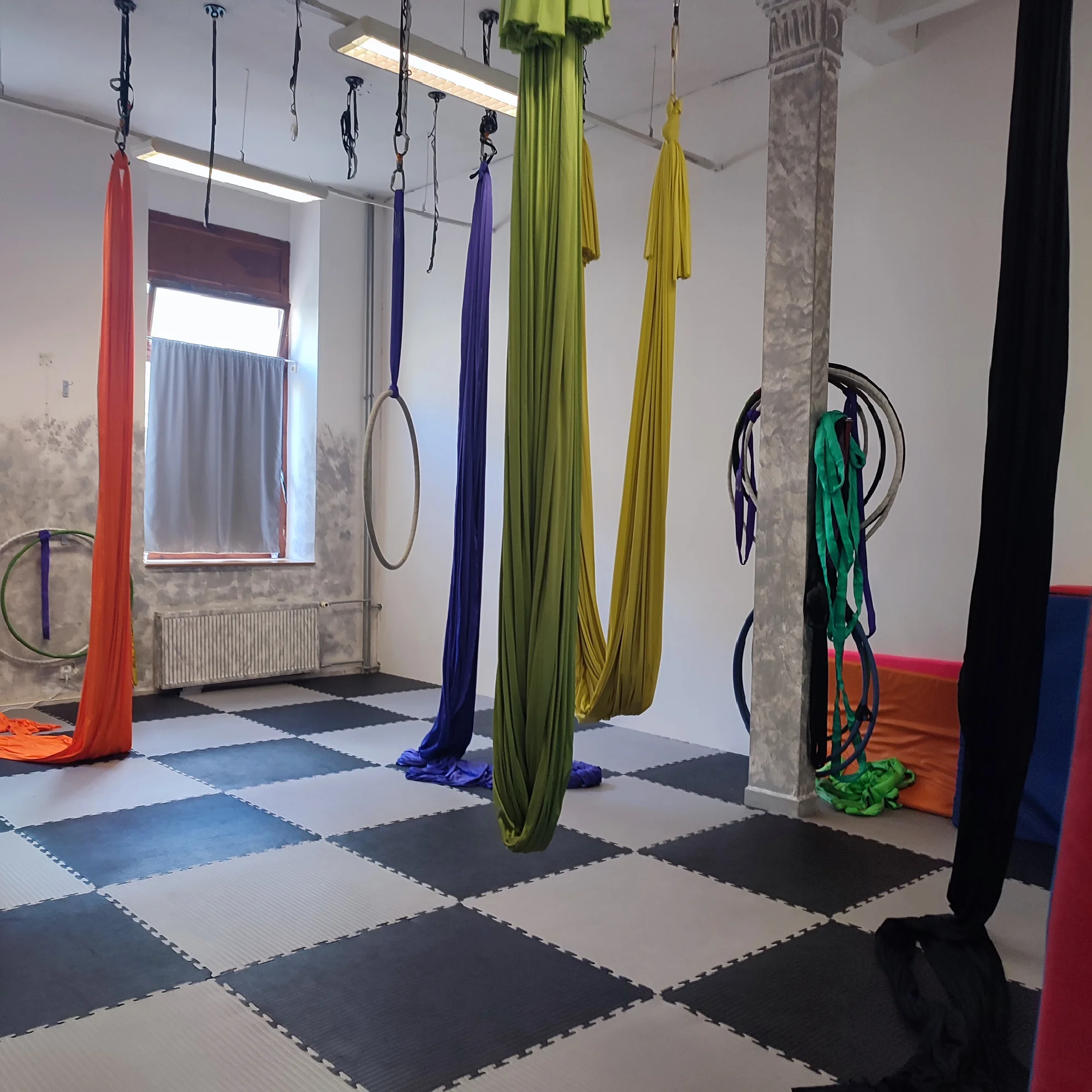 10 vstupů do tělocvičny pro ženy: lekce pro štíhlý pas, pilates, kruháč i posilovna