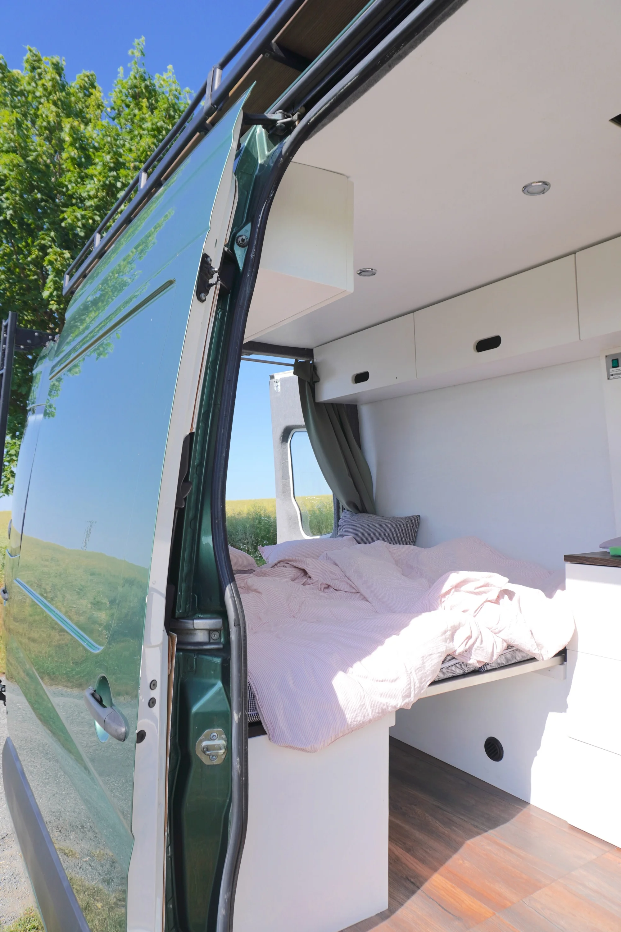 Pronájem obytné dodávky s kuchyňkou i střešní terasou: Mercedes Benz nebo Volkswagen Crafter