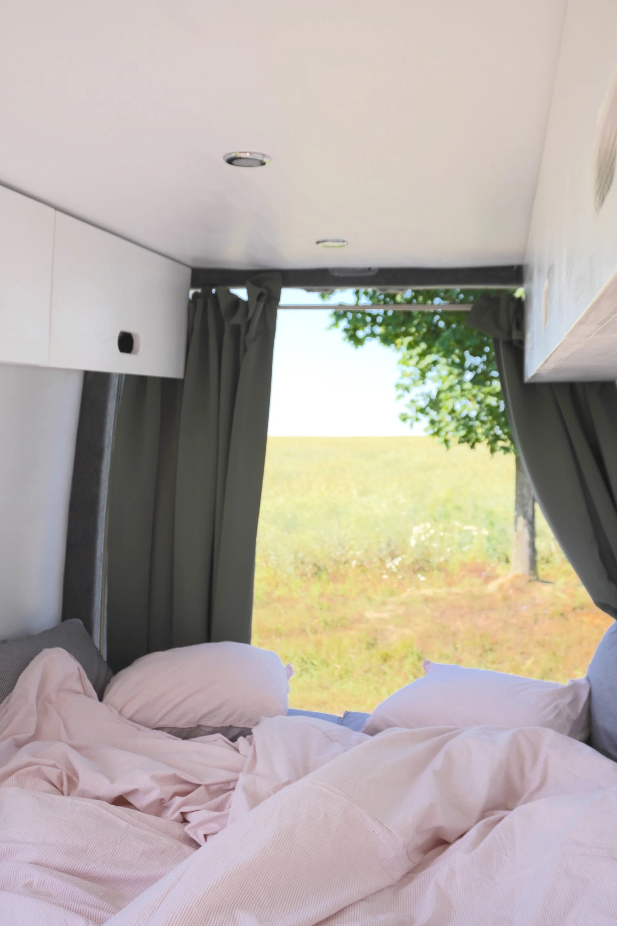 Pronájem obytné dodávky s kuchyňkou i střešní terasou: Mercedes Benz nebo Volkswagen Crafter