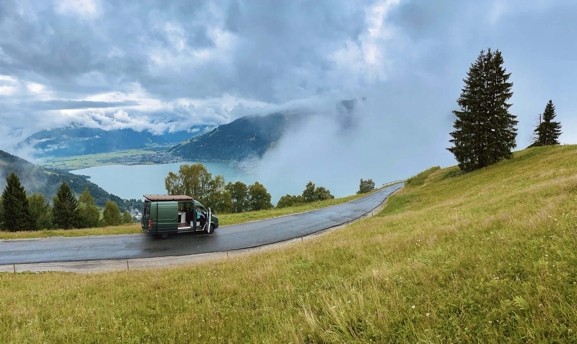 Pronájem obytné dodávky s kuchyňkou i střešní terasou: Mercedes Benz nebo Volkswagen Crafter