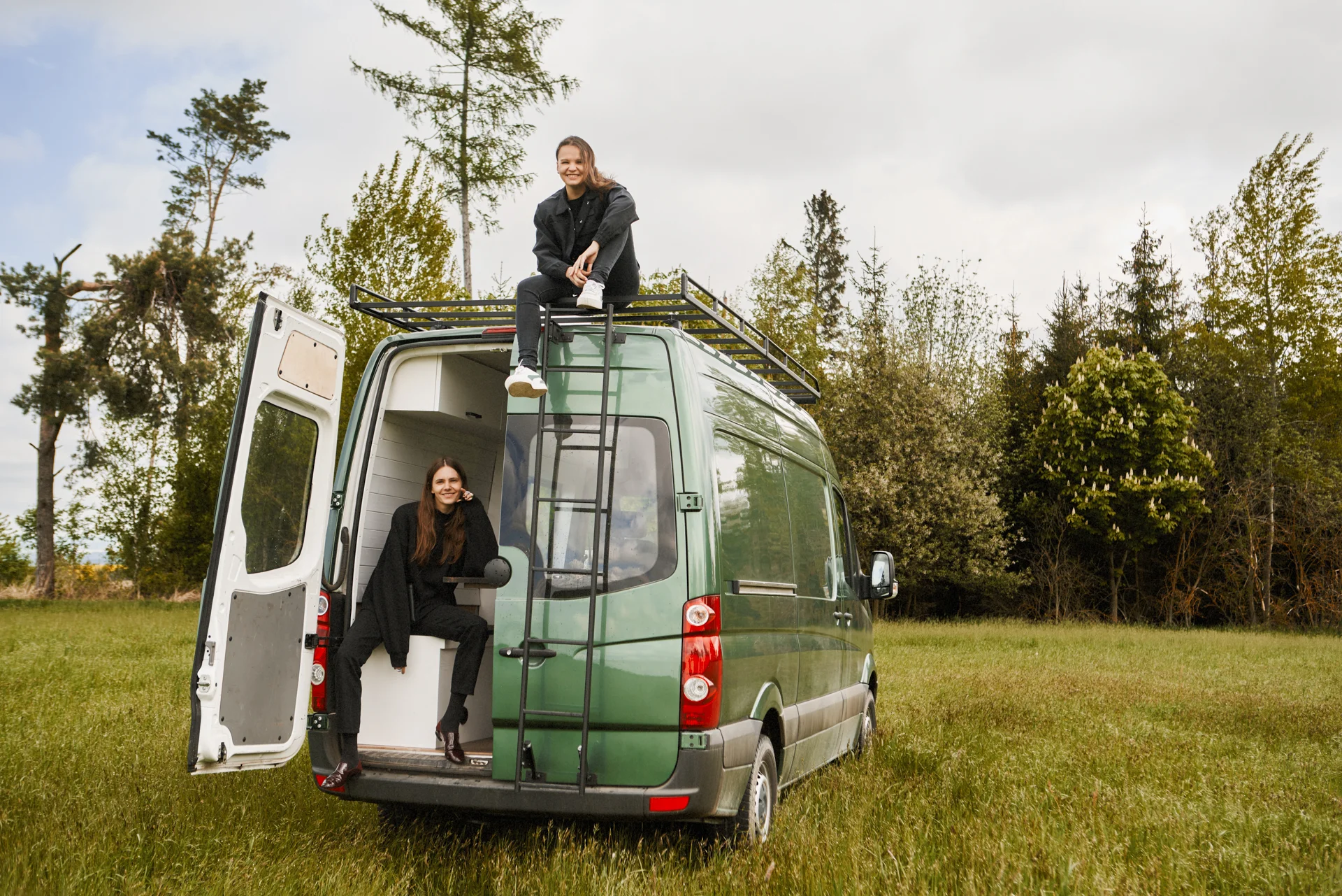 Pronájem obytné dodávky s kuchyňkou i střešní terasou: Mercedes Benz nebo Volkswagen Crafter