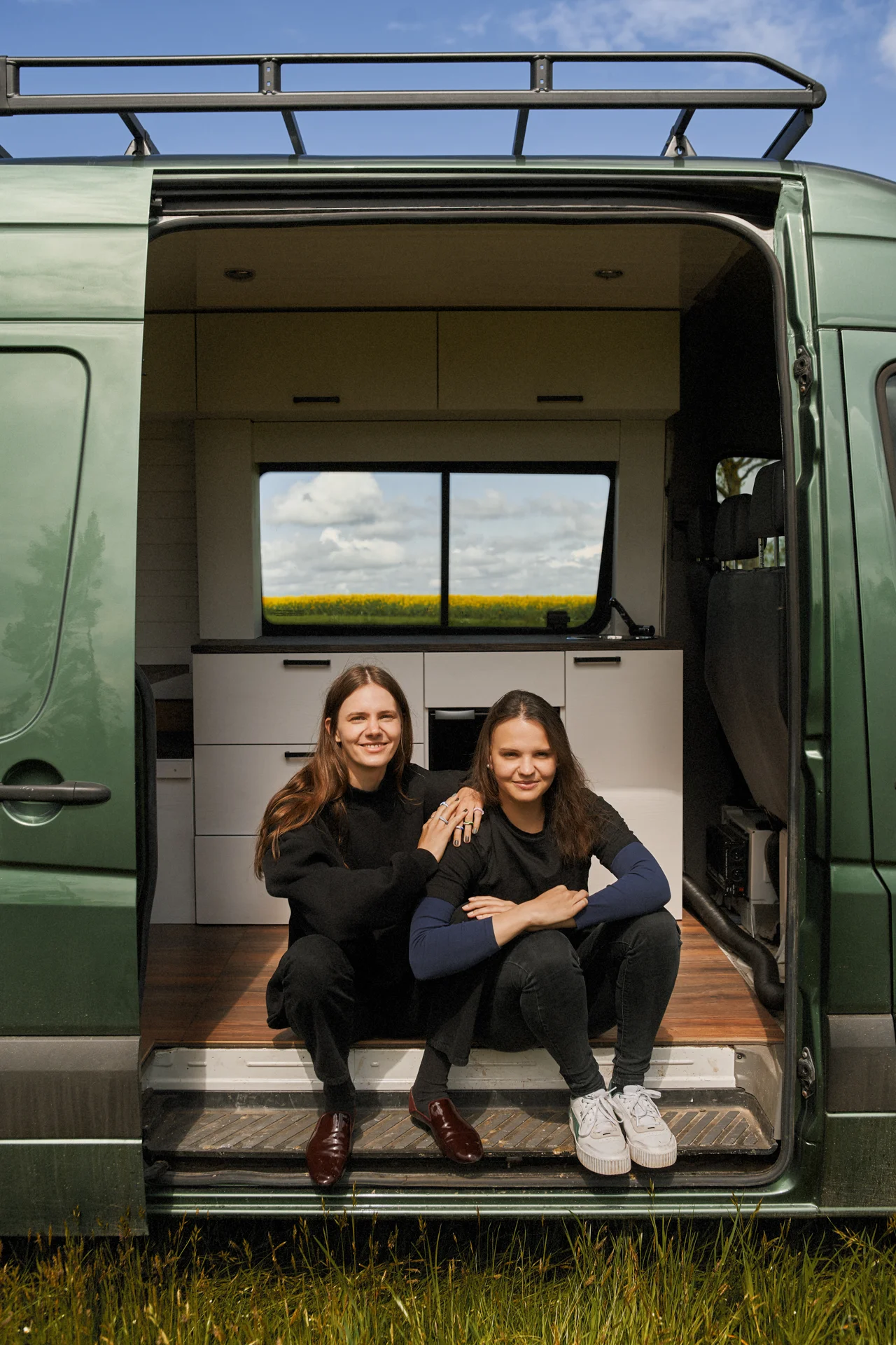 Pronájem obytné dodávky s kuchyňkou i střešní terasou: Mercedes Benz nebo Volkswagen Crafter