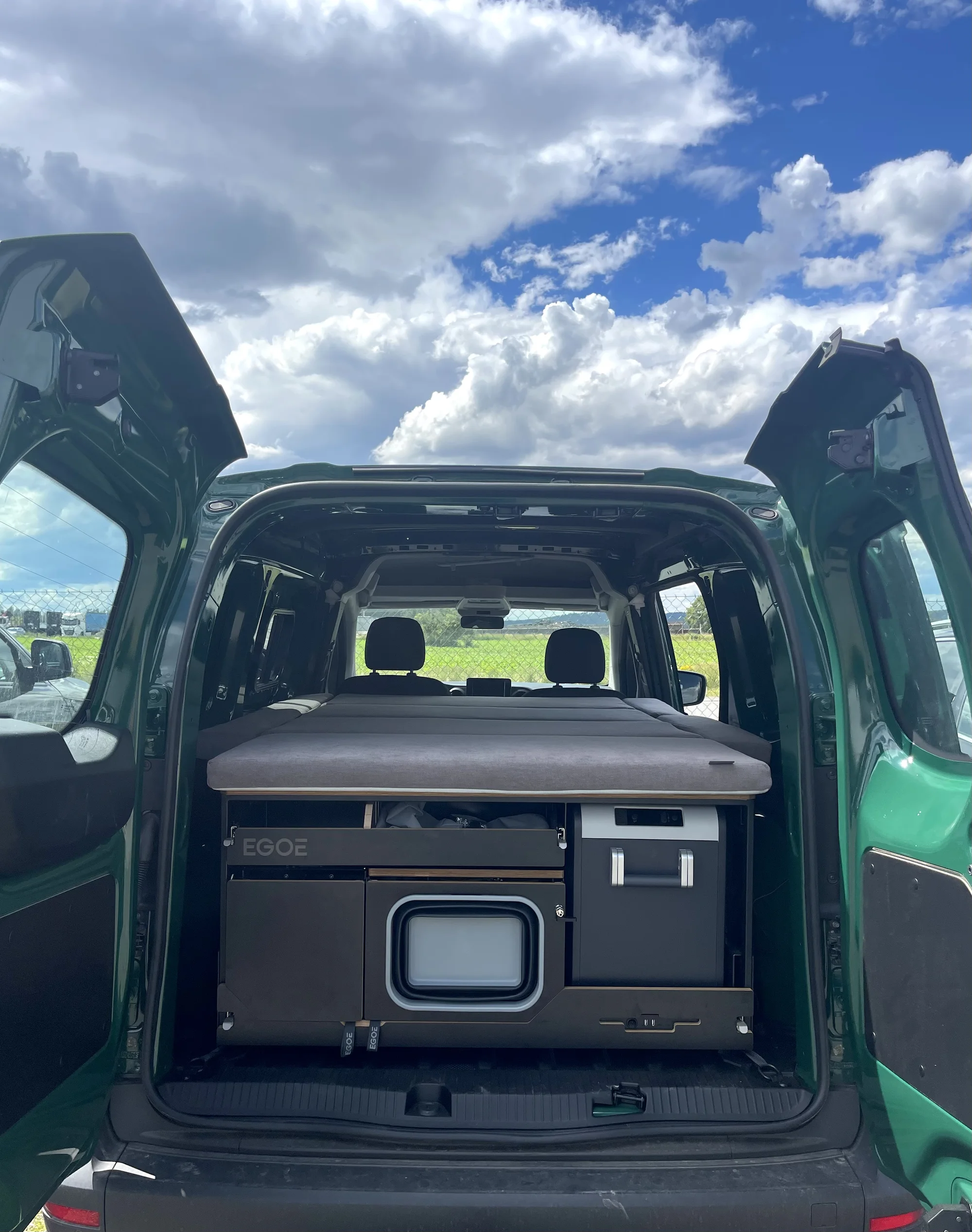 Pronájem obytné dodávky s kuchyňkou i střešní terasou: Mercedes Benz nebo Volkswagen Crafter