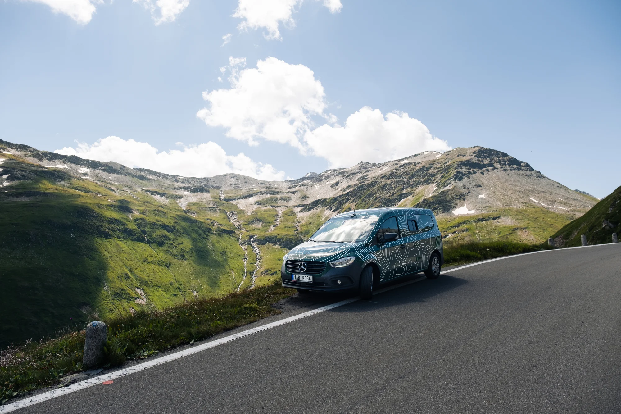 Pronájem obytné dodávky s kuchyňkou i střešní terasou: Mercedes Benz nebo Volkswagen Crafter