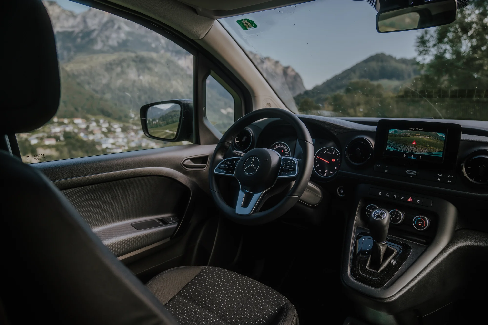 Pronájem obytné dodávky s kuchyňkou i střešní terasou: Mercedes Benz nebo Volkswagen Crafter