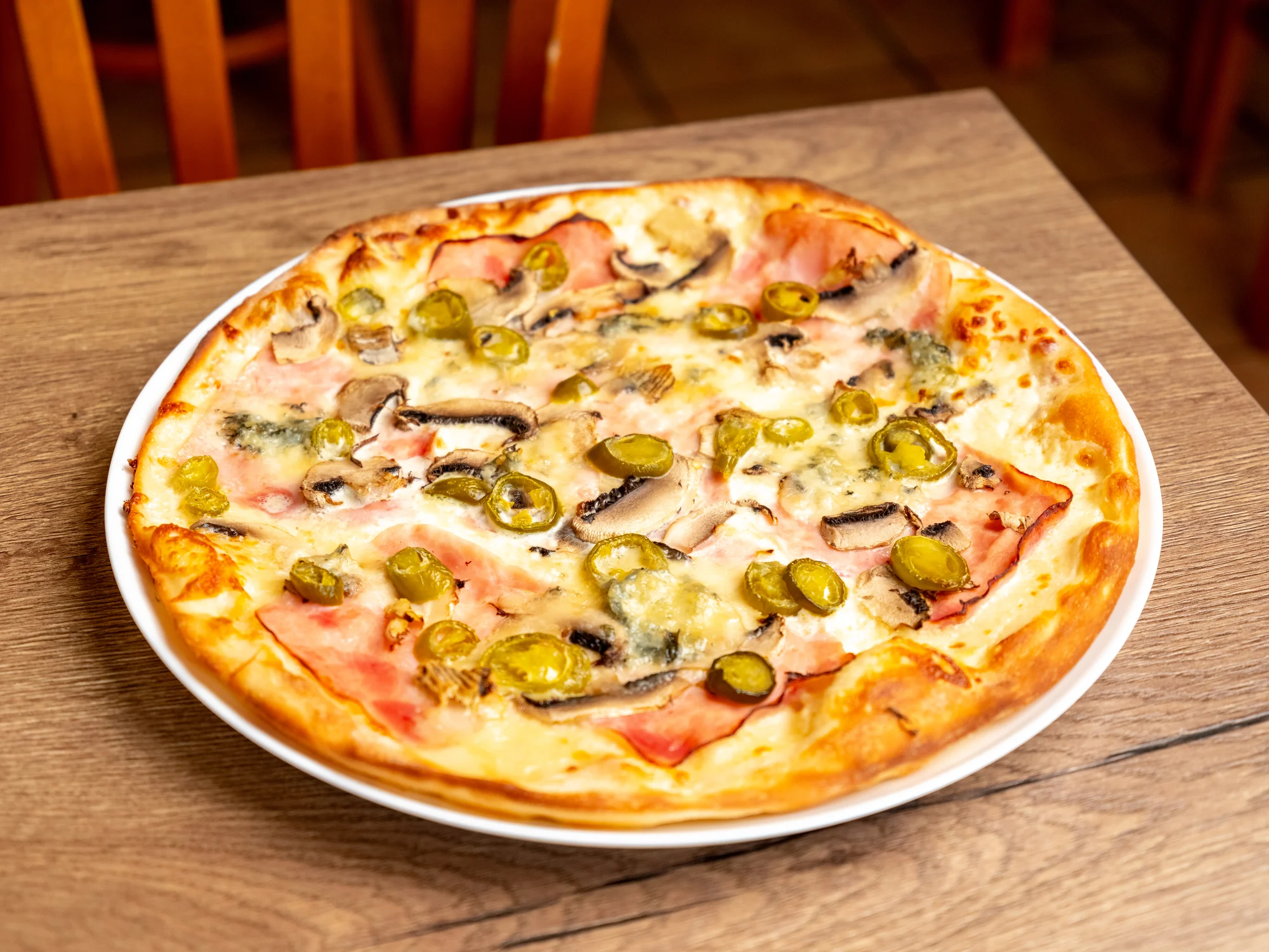 Klasická či obří pizza pro 1-6 osob: margherita, amatriciana, šunková, quattro formaggi a další