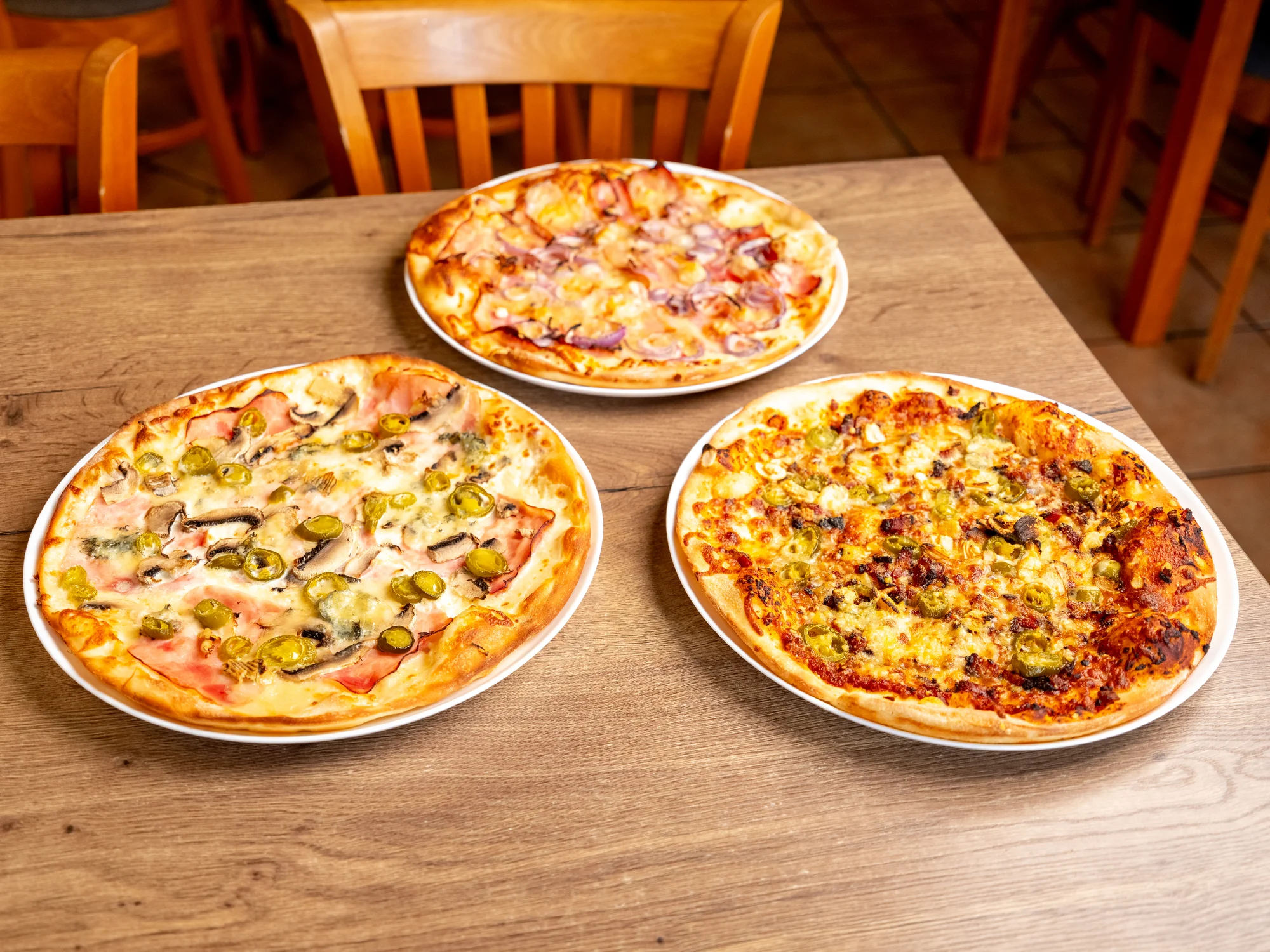 Klasická či obří pizza pro 1-6 osob: margherita, amatriciana, šunková, quattro formaggi a další