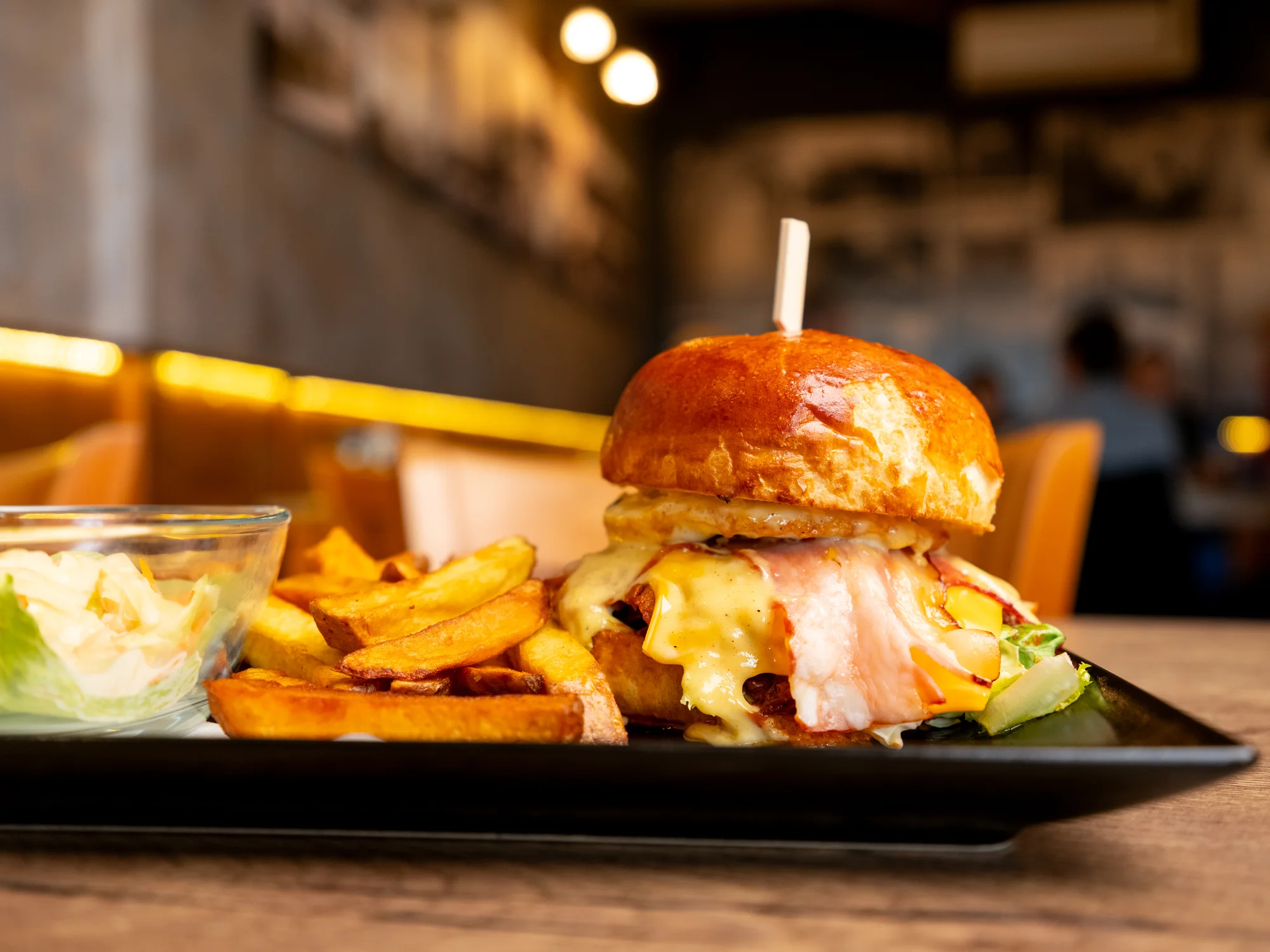 Heřmanický burger s trhaným masem a slaninou, hranolky a coleslaw pro 1 nebo 2 osoby