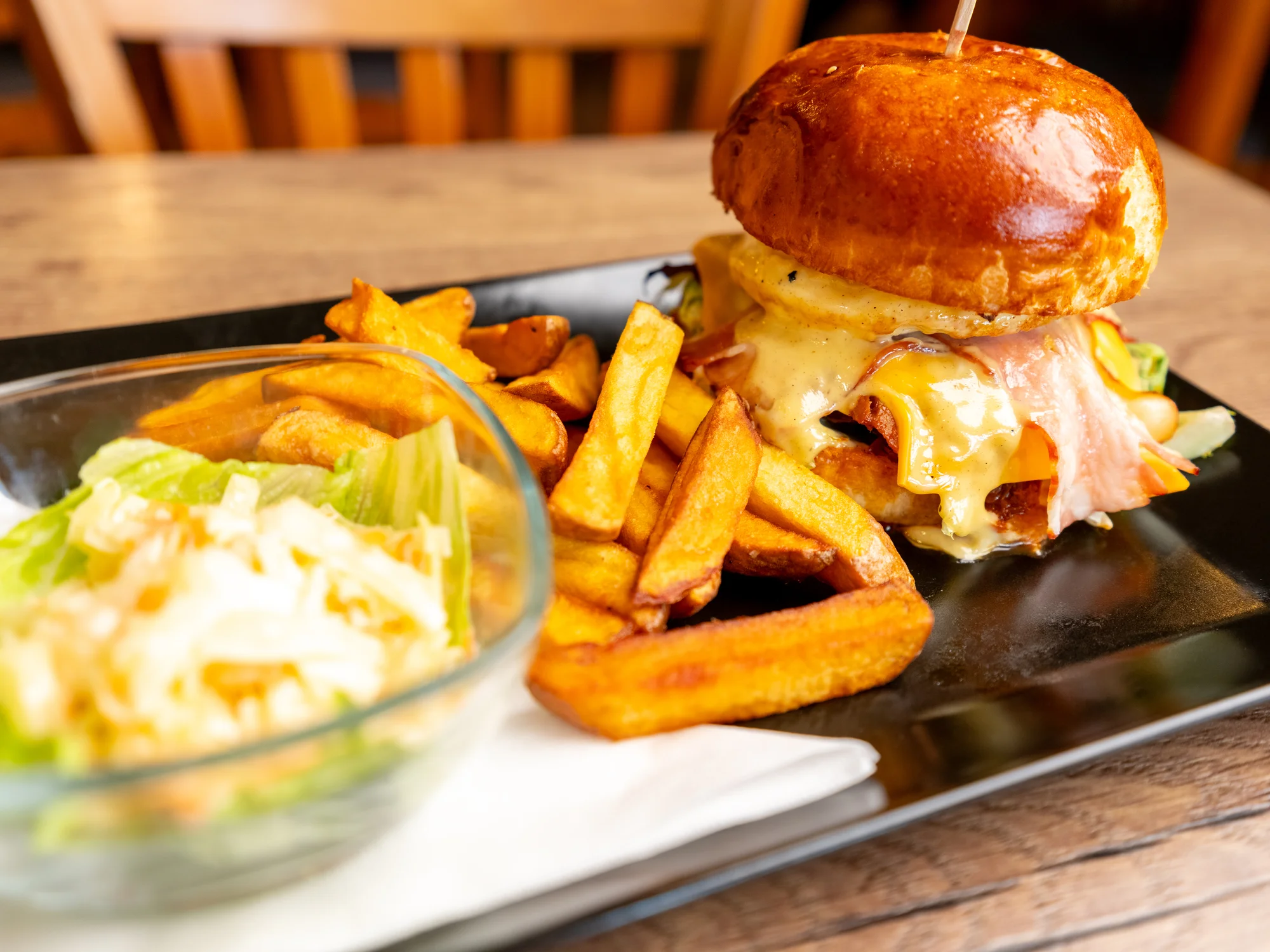 Heřmanický burger s trhaným masem a slaninou, hranolky a coleslaw pro 1 nebo 2 osoby