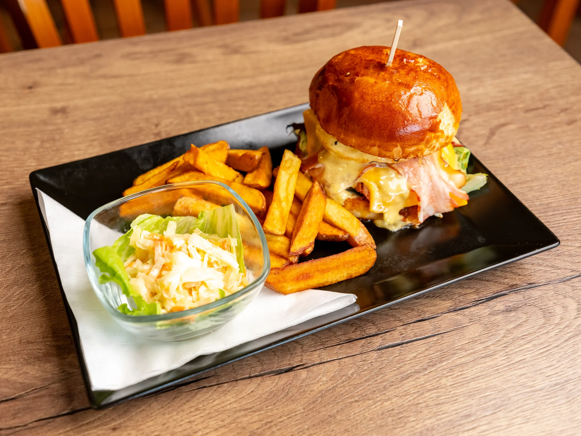 Heřmanický burger s trhaným masem a slaninou, hranolky a coleslaw pro 1 nebo 2 osoby