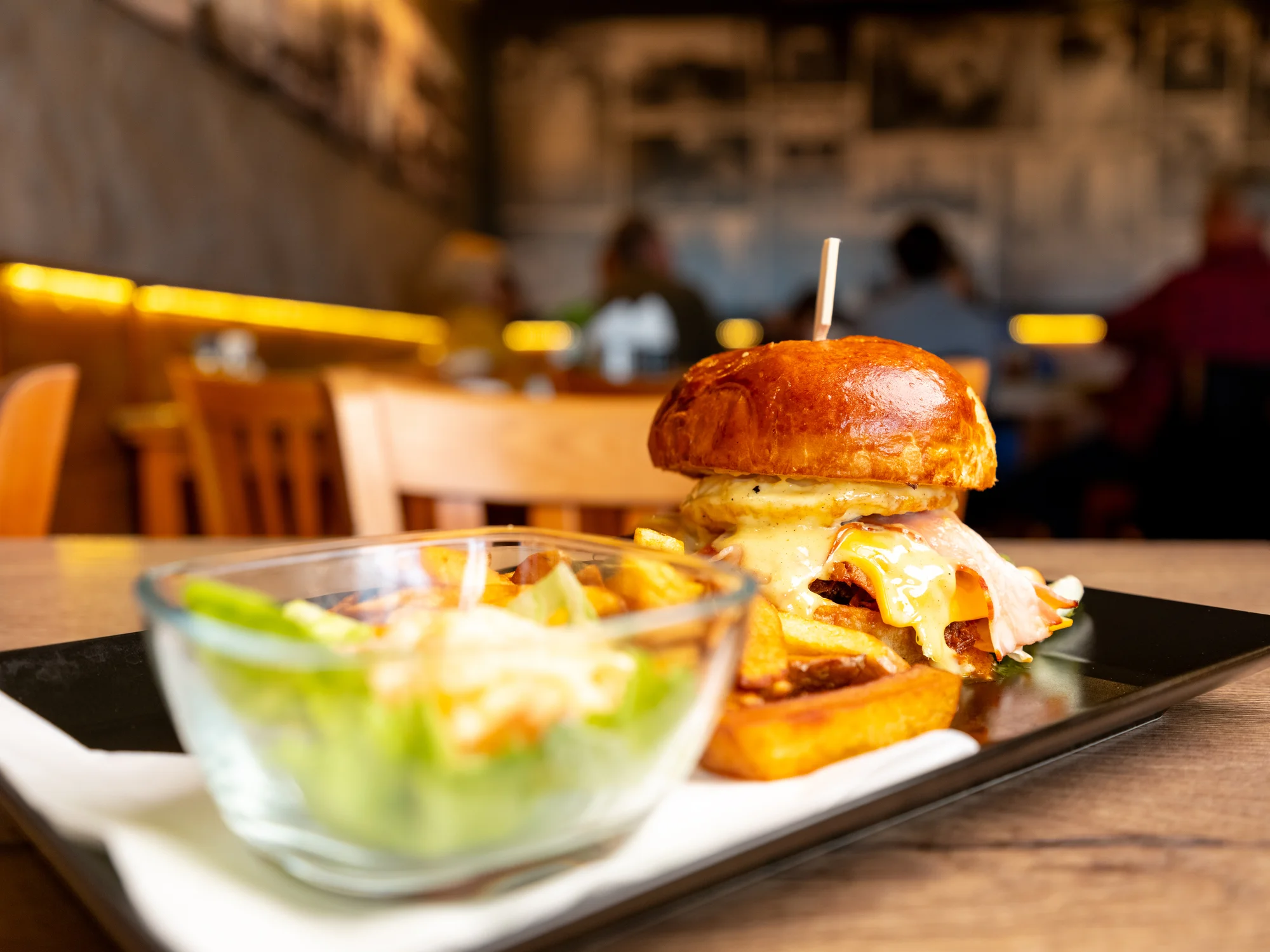 Heřmanický burger s trhaným masem a slaninou, hranolky a coleslaw pro 1 nebo 2 osoby