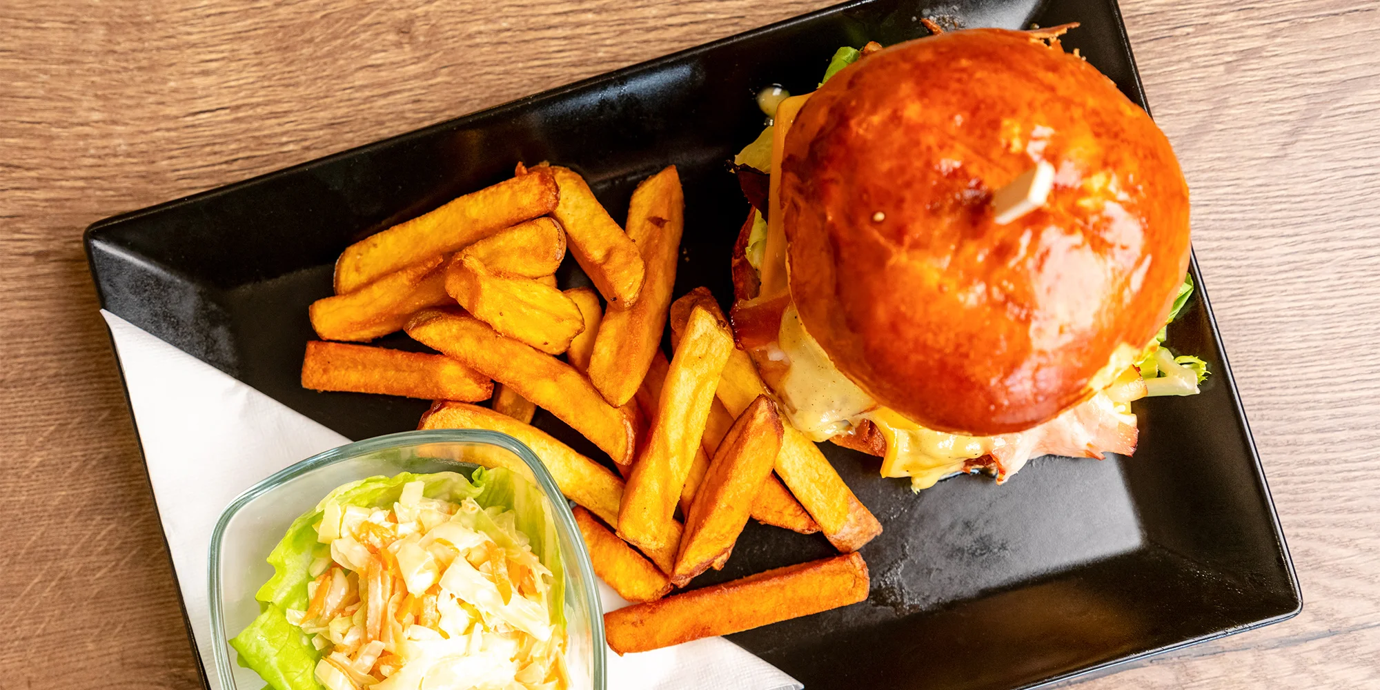 Heřmanický burger s trhaným masem a slaninou, hranolky a coleslaw pro 1 nebo 2 osoby